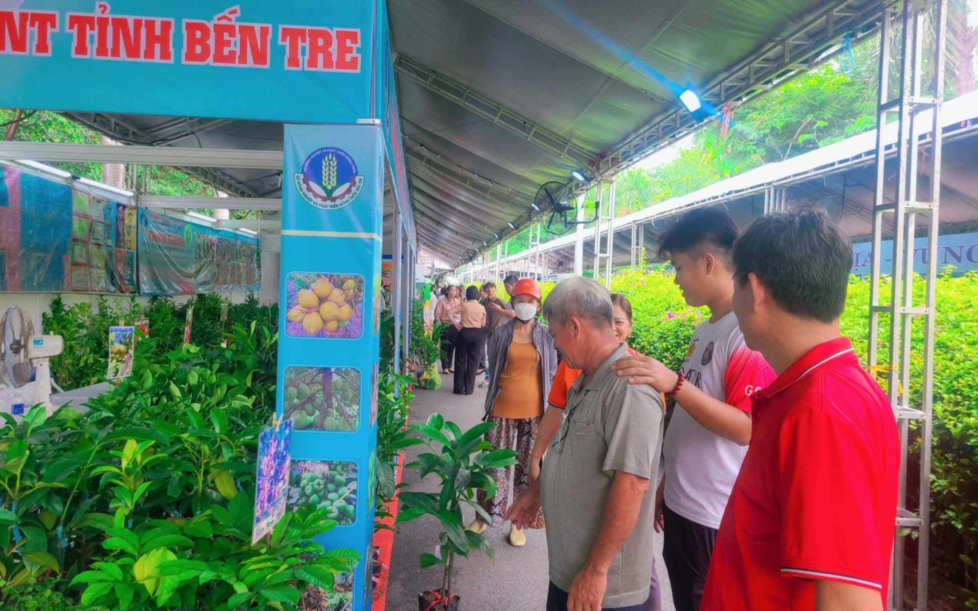 TP.HCM đặt mục tiêu 50% sản xuất nông nghiệp ứng dụng công nghệ cao năm 2025- Ảnh 2. Triển lãm nông nghiệp công nghệ cao giới thiệu giải pháp drone, AI