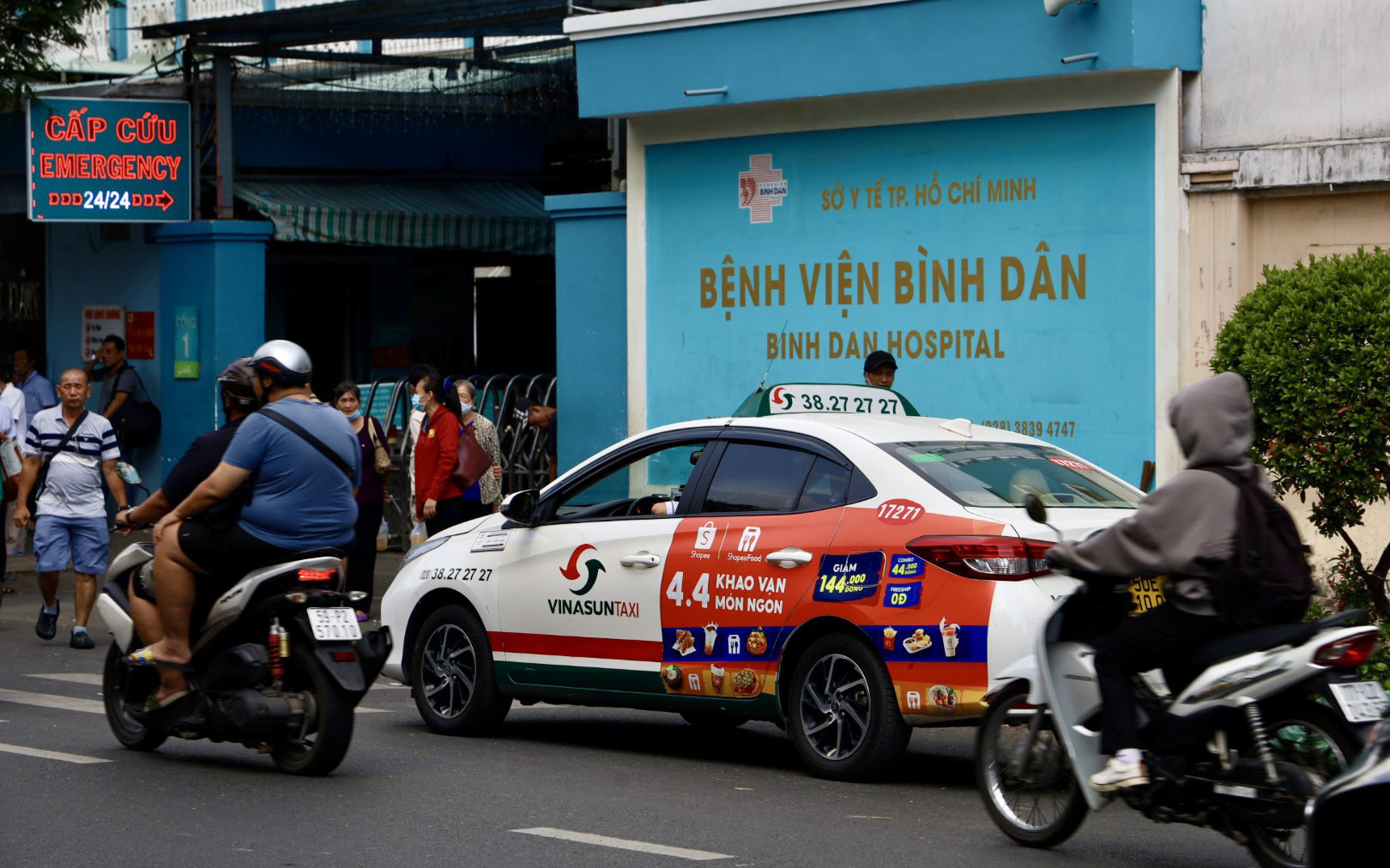Bệnh viện phản ứng vì bị lợi dụng thương hiệu- Ảnh 2. Taxi, xe dịch vụ đậu la liệt quanh Bệnh viện Từ Dũ, Bình Dân