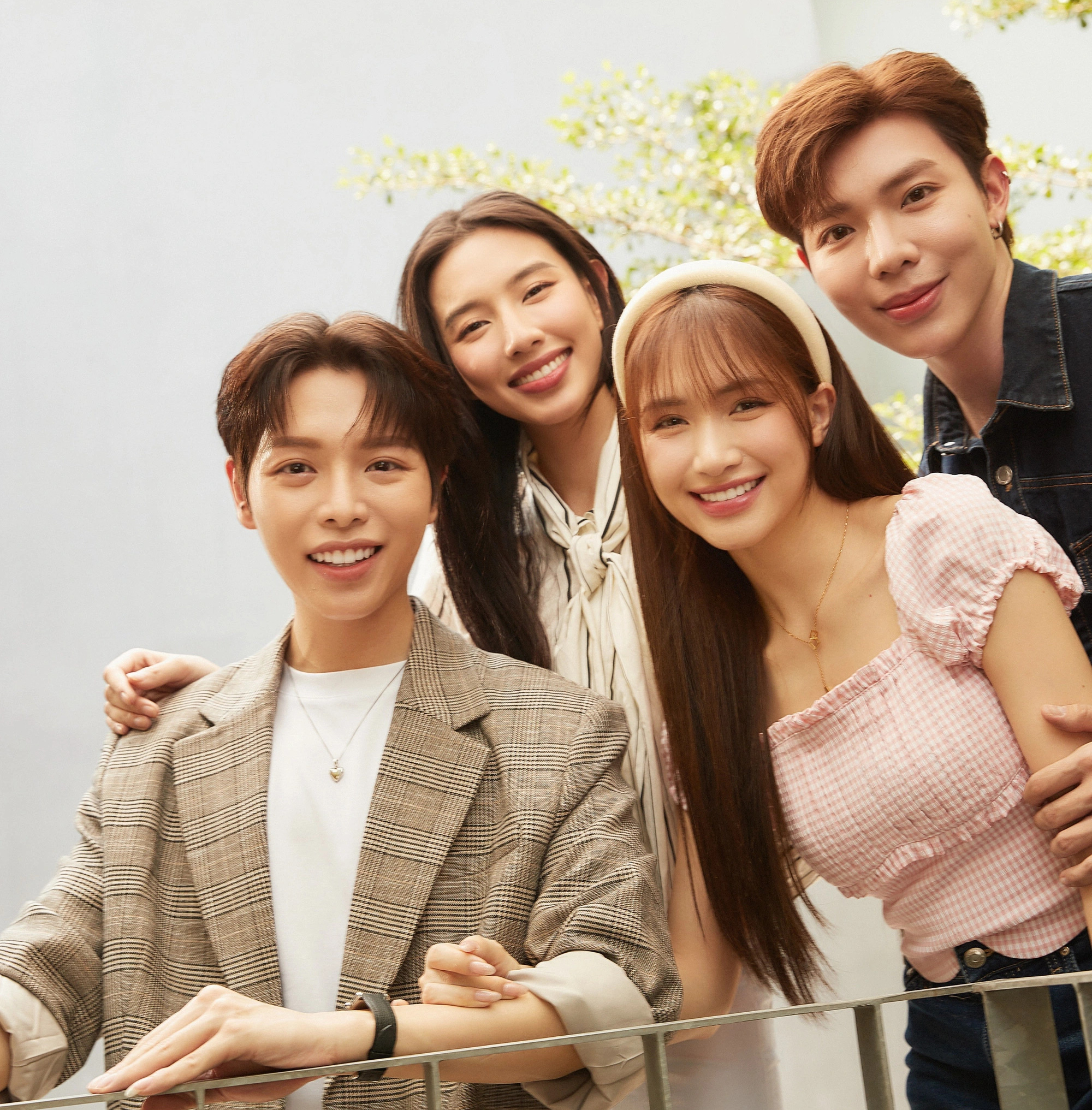 Duc Phuc, Thuy Tien, Hoa Minh dan Erik dalam MV baru - Foto: NVCC Đức Phúc, Thùy Tiên, Hòa Minzy và Erik trong MV mới - Ảnh: NVCC