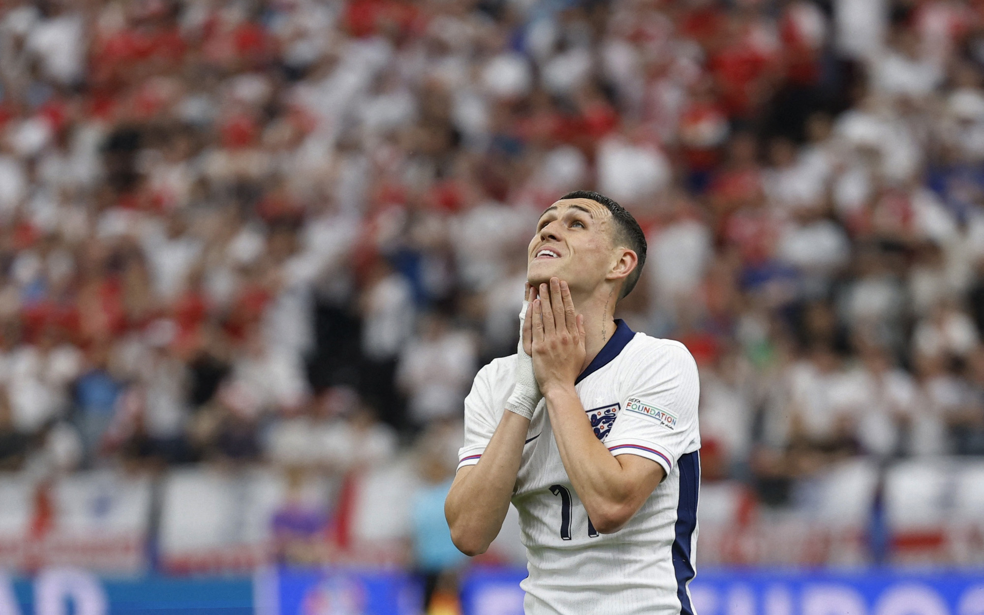 Đan Mạch bị phạt vì cổ động viên xúc phạm UEFA- Ảnh 3. Anh hòa thất vọng Đan Mạch 1-1