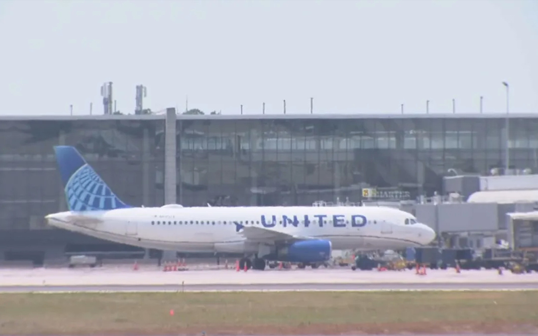 Máy bay Airbus SE A320 của United Airlines rớt bộ phận khi cất cánh