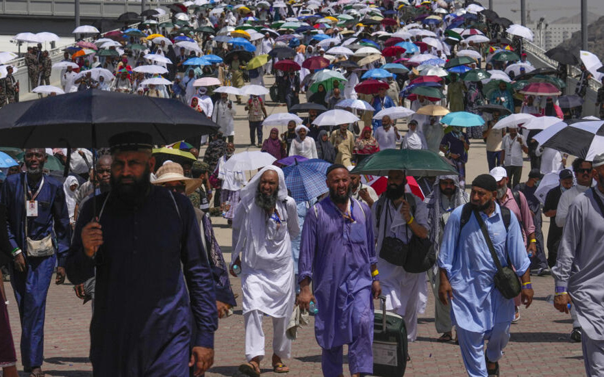 Những cái chết tại Mecca vạch trần chiêu trò trục lợi tôn giáo- Ảnh 2. Hơn 1.000 người chết khi hành hương đến Mecca nóng 52 độ