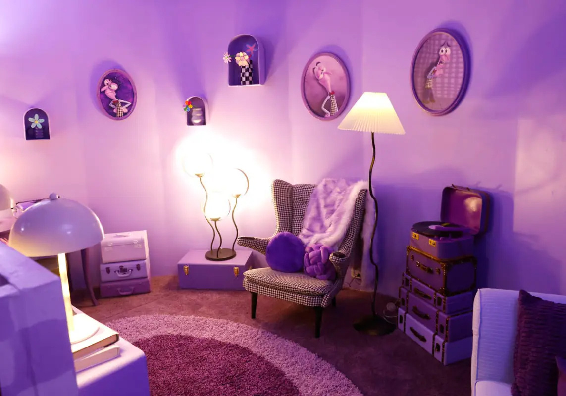 Out R Inn Inside Airbnb hợp tác với Disney ra mắt các căn phòng chủ đề Inside Out 2 ...