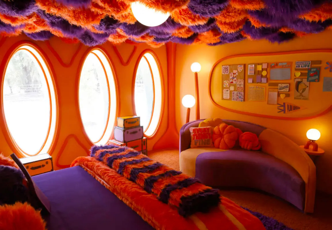 Out R Inn Inside Airbnb hợp tác với Disney ra mắt các căn phòng chủ đề Inside Out 2 ...