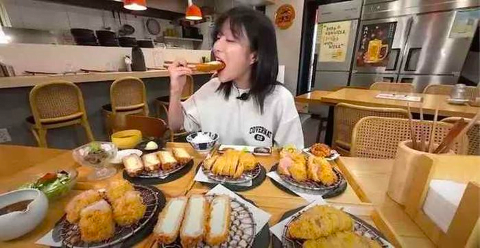 ‘Thánh mukbang’ Tzuyang trong một clip - Ảnh từ YouTube