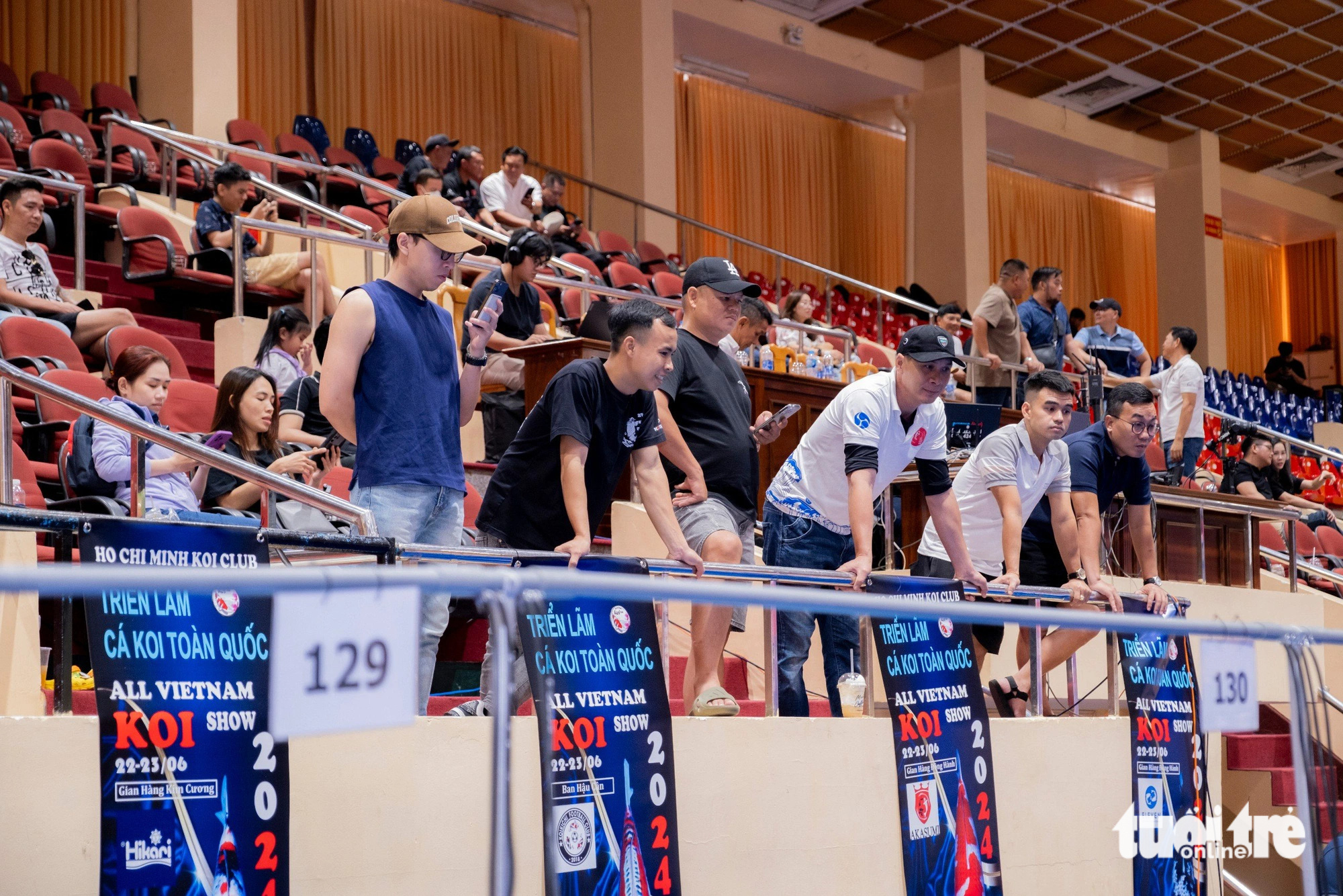 ត្រីខជិត ៦០០ ក្បាលបានចូលរួមកម្មវិធីប្រកួតសម្រស់ត្រី ដែលខ្លះមានតម្លៃជាង ១ ពាន់លានដុង - រូបថត ៩. Nhiều chủ cá tham gia tranh tài hồi hộp xem