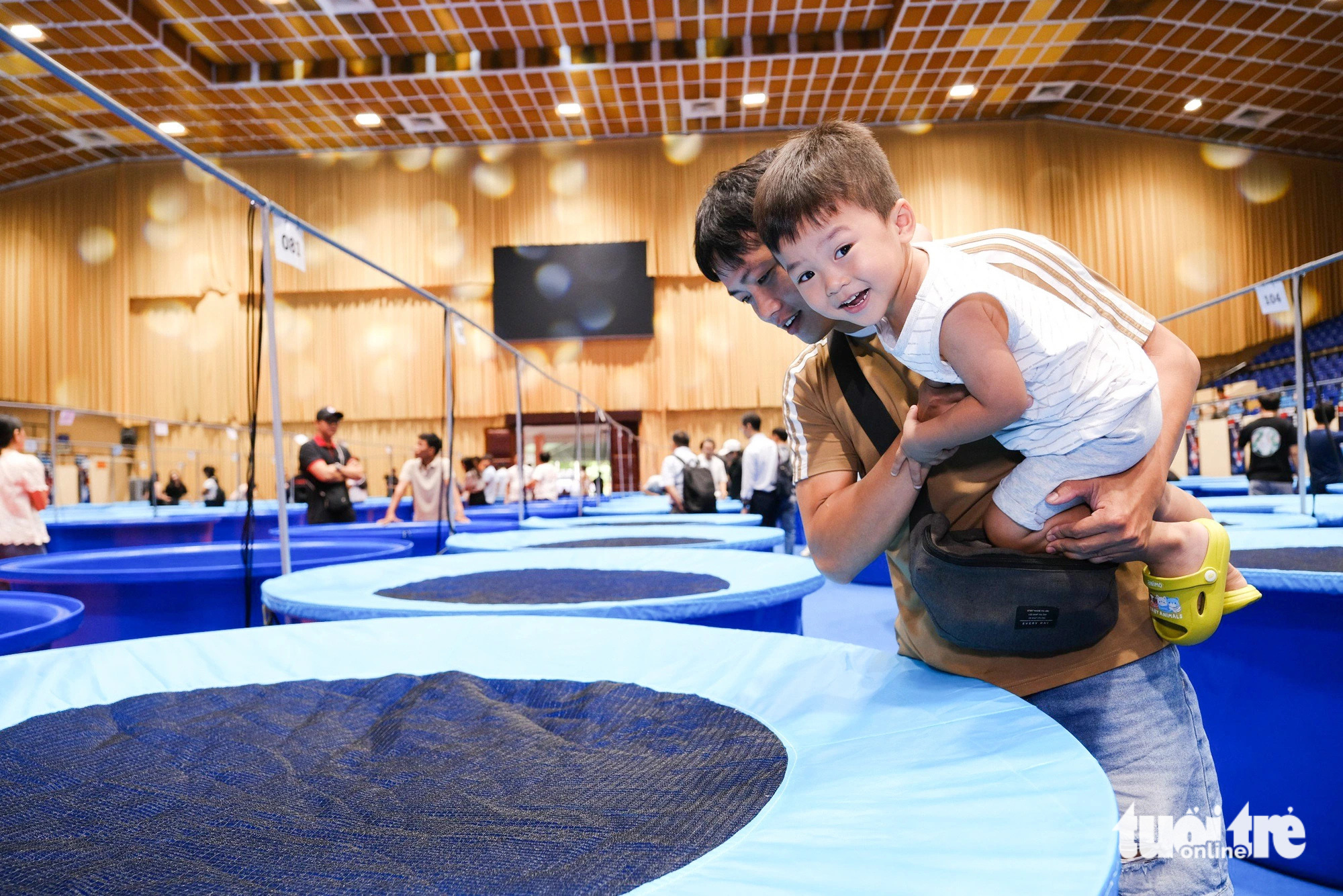 ត្រីខជិត ៦០០ ក្បាលបានចូលរួមកម្មវិធីប្រកួតសម្រស់ត្រី ខ្លះមានតម្លៃជាង ១ ពាន់លានដុង - រូបថត ១០. Khán giả nhí thích thú được bố dẫn đi tham quan, ngắm cá - Ảnh: PHƯƠNG QUYÊN