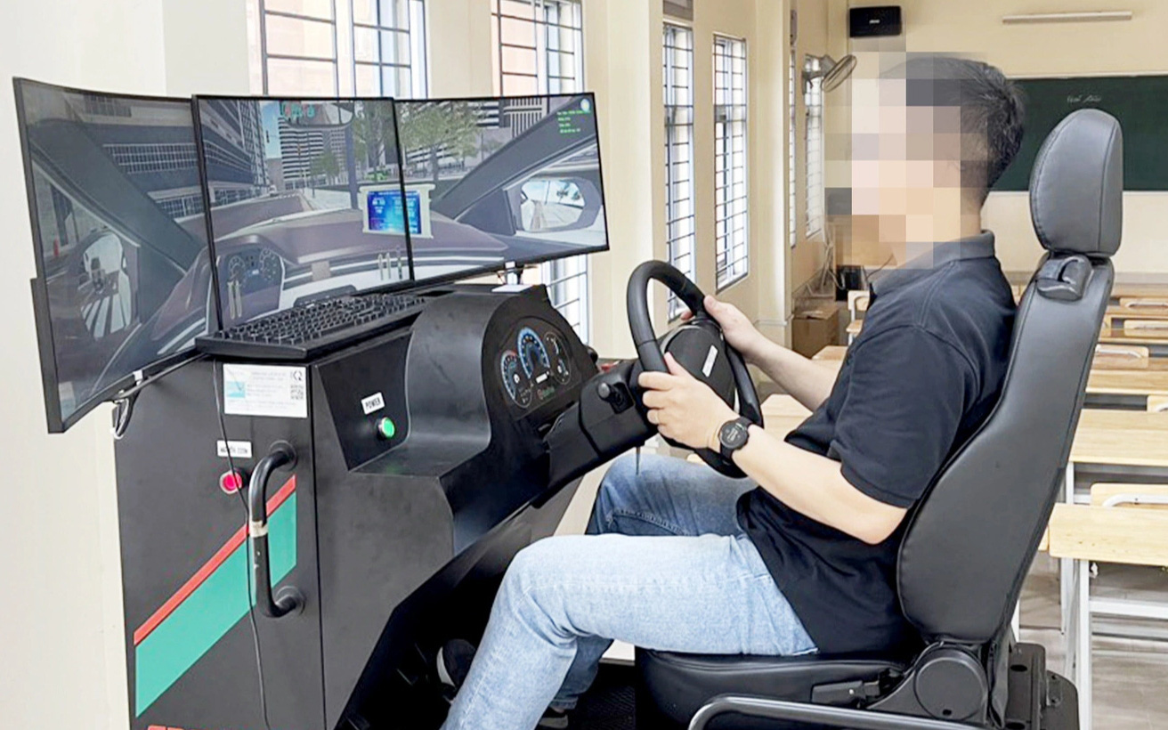 Bộ đôi chuột lái xe tài tình gây sốt mạng xã hội- Ảnh 2. Học và thi bằng lái ô tô: Hoa mắt, chóng mặt với cabin điện tử