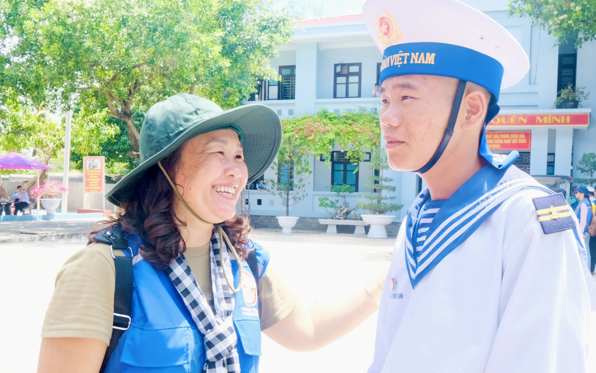 Ẩm thực chay nuôi văn hóa đọc- Ảnh 3. Tuổi đôi mươi giữa biển trời Trường Sa: Được ôm ba mẹ ngay tại đảo