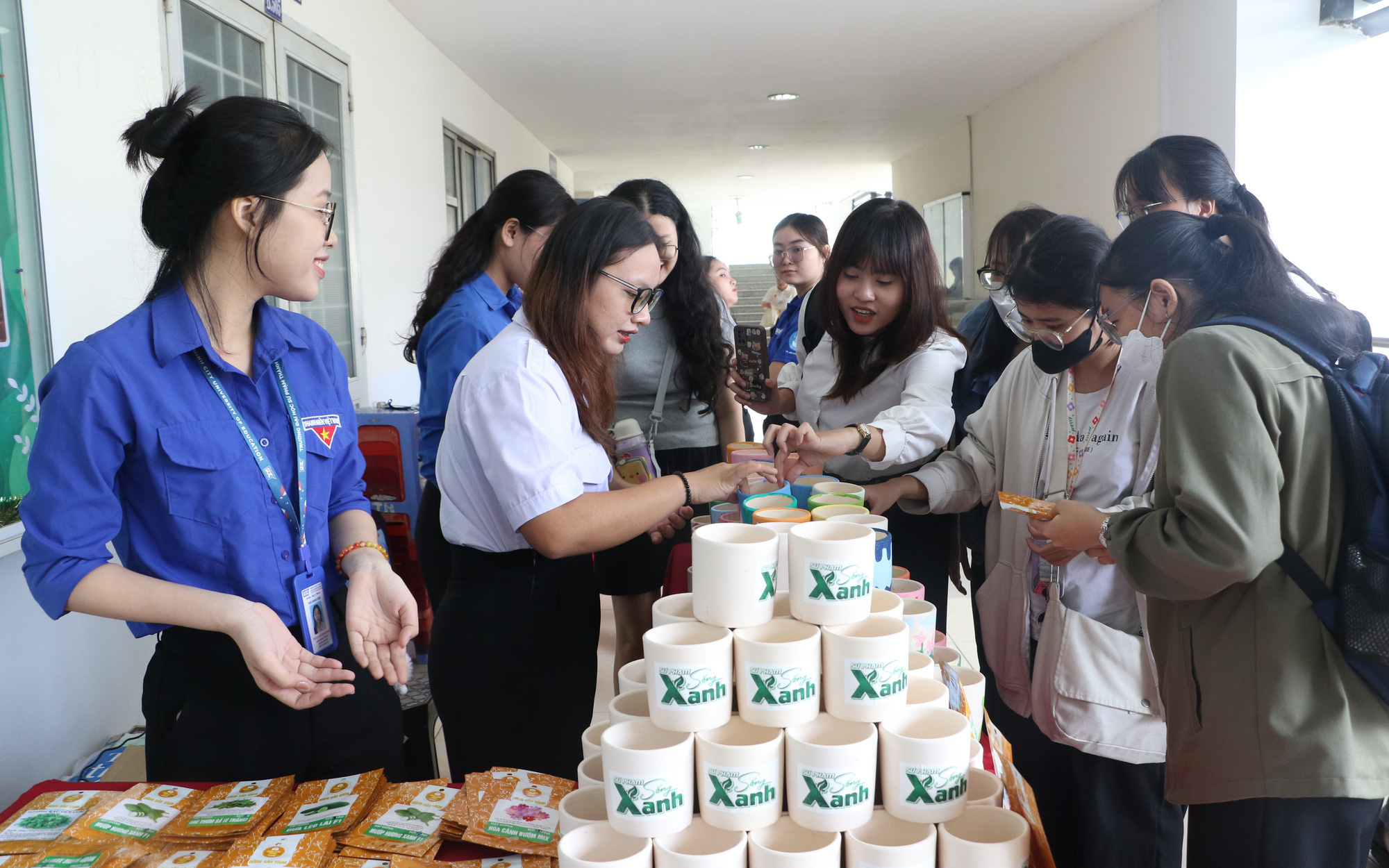 Cuộc thi Tái tạo xanh: Xây nhà thu gom pin cũ- Ảnh 5. Sinh viên thu gom pin, đổi rác nhựa bảo vệ môi trường