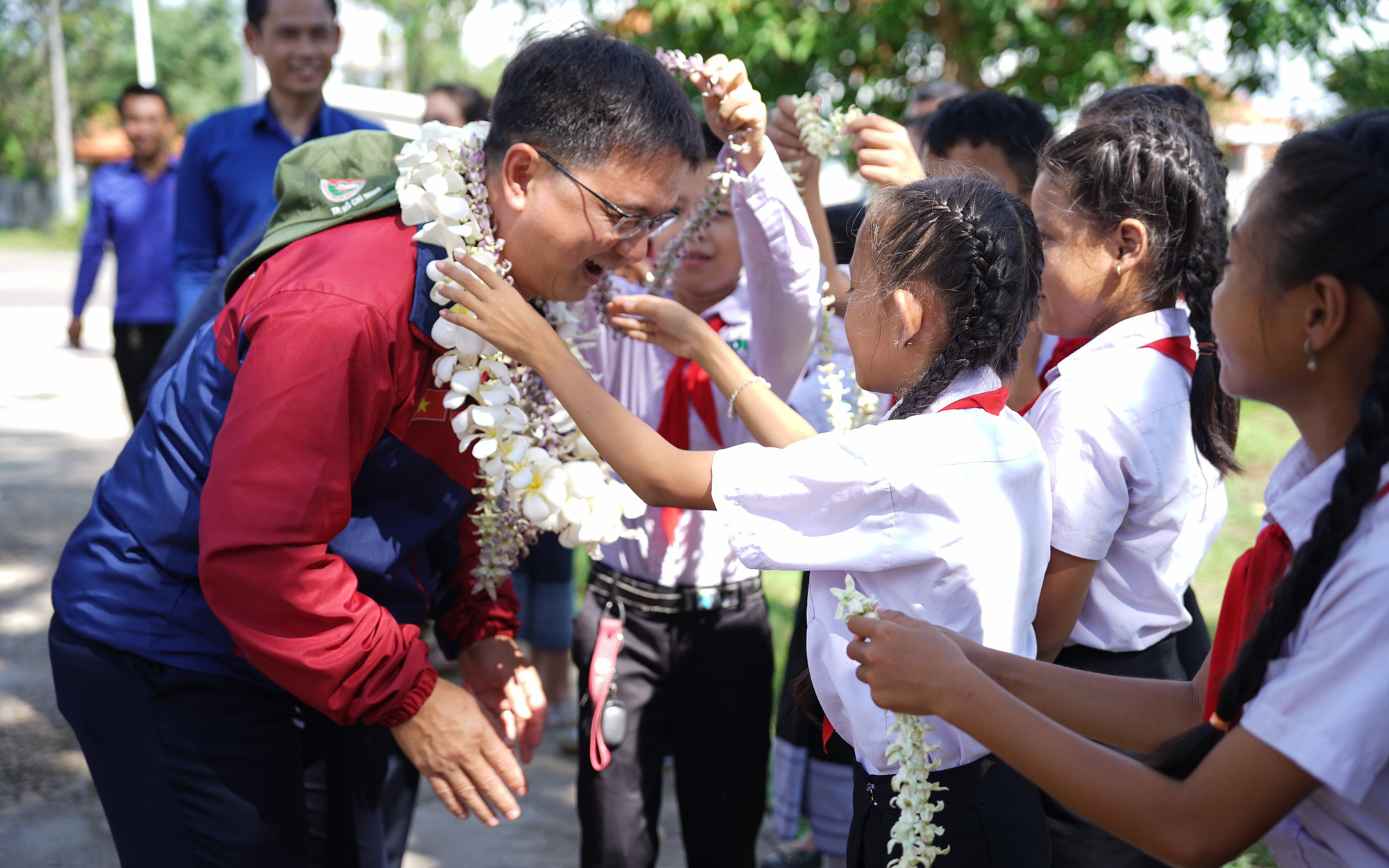 Hơn 10.000 lưu học sinh Lào đang học tại 54 tỉnh, thành Việt Nam- Ảnh 2. Chiến sĩ tình nguyện hè TP.HCM vẽ phòng học, làm sân chơi cho trẻ em Lào