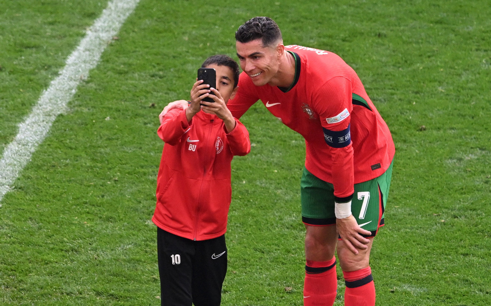 Cầu thủ nhí được chúc mừng vì 'xé rào' thành công để chụp ảnh cùng Ronaldo- Ảnh 2. Trận đấu gián đoạn 4 lần vì cổ động viên lao vào sân tiếp cận Ronaldo