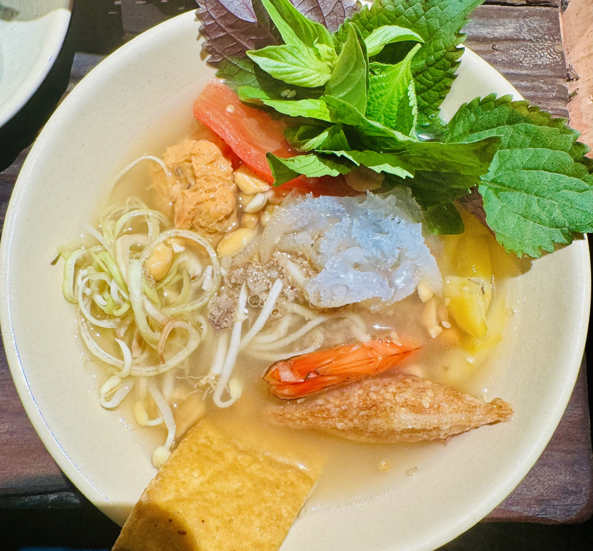 Nikmati bihun dengan cuka, selai banh bo, banh te dieu... di 'Hue, mengenang ibuku yang dulu' - Foto 3. Bún giấm nuốc là món ăn làm thanh mát cơ thể, giúp hạ hỏa - Ảnh: HỒ LAM
