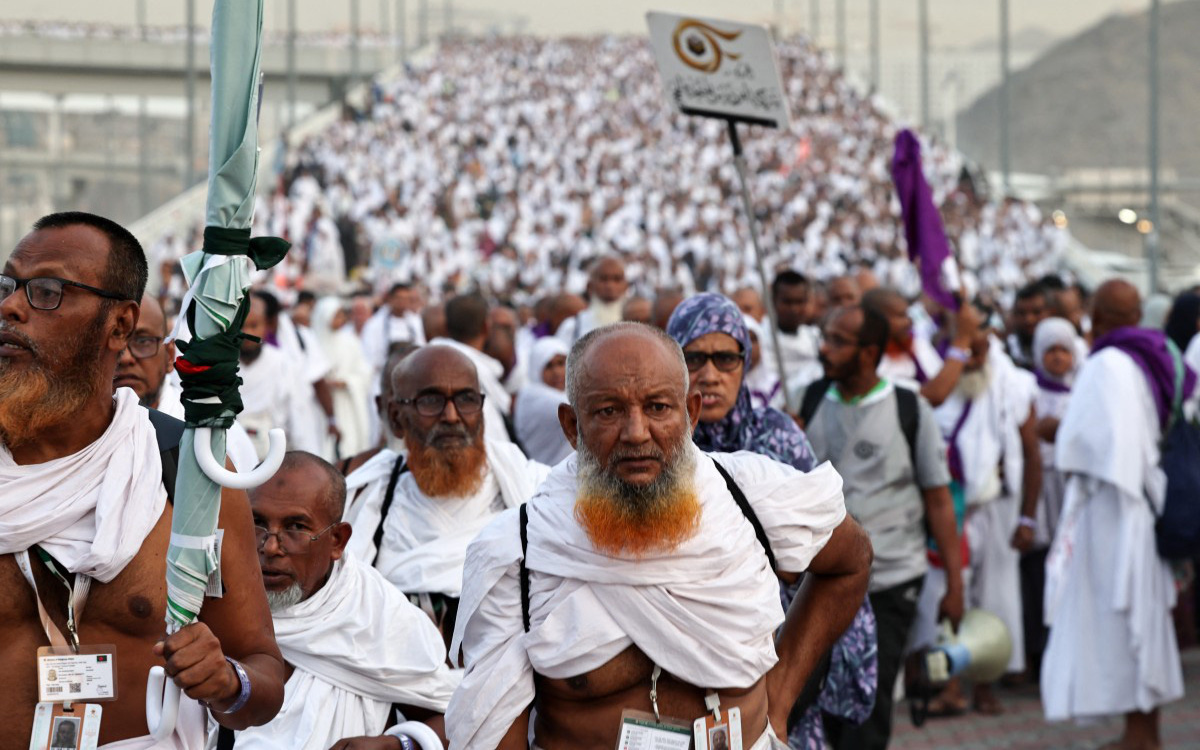 Những cái chết tại Mecca vạch trần chiêu trò trục lợi tôn giáo- Ảnh 3. Hành hương đến Mecca giữa nắng nóng thiêu đốt: Đi qua thi thể thành bình thường