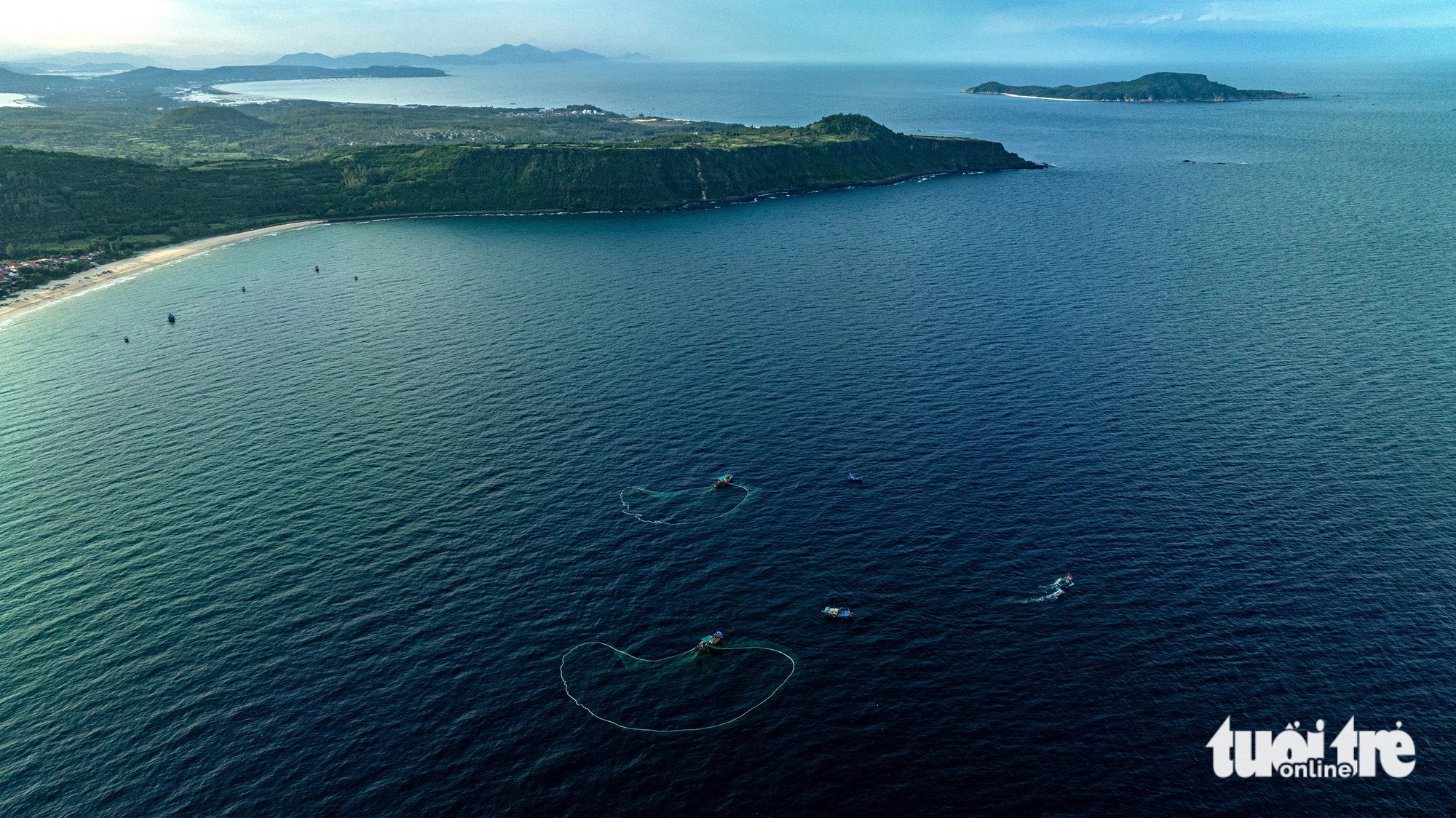 Frumusețea sfâșietoare a sezonului de pescuit de hamsii pe mare - Fotografia 2. Những con tàu đánh bắt cá cơm ra khơi sớm trên biển Phú Thường
