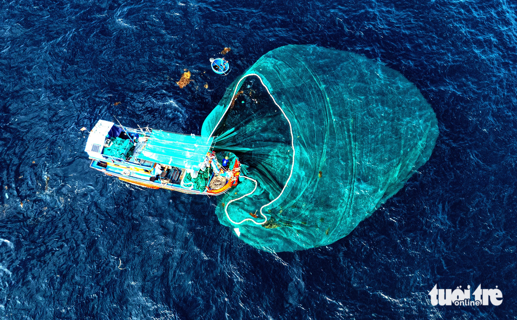 Frumusețea sfâșietoare a sezonului de pescuit de hamsii pe mare - Fotografia 4. Khi hứng trúng luồng cá, chiếc lưới vây dần rút lại tựa hồ như con mực khổng lồ trên biển