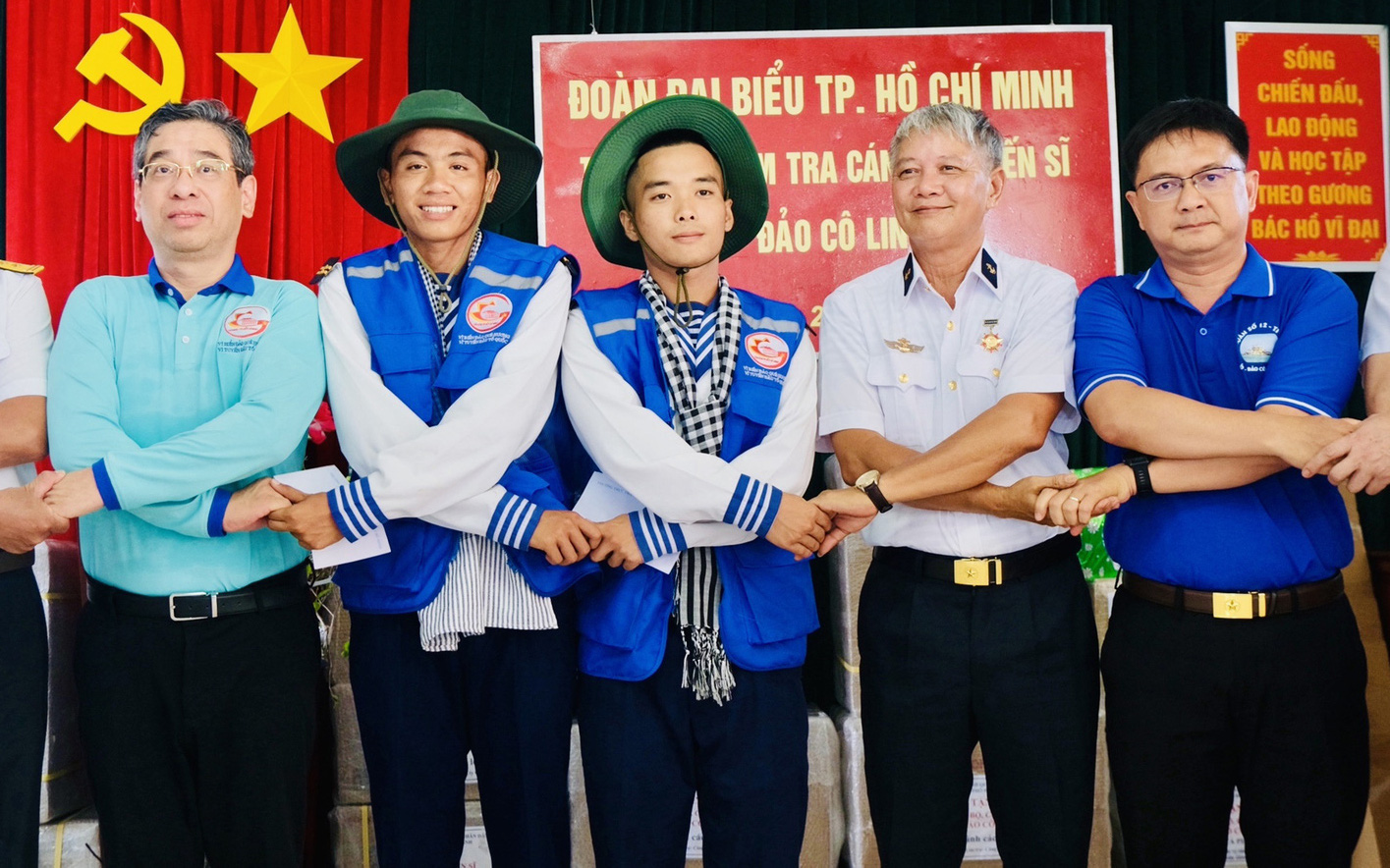 Hơn 1.000 người tham gia bộ phim ca nhạc đặc biệt về Trường Sa- Ảnh 7. Tuổi đôi mươi giữa biển trời Trường Sa: Cuộc gặp thế hệ ở Cô Lin