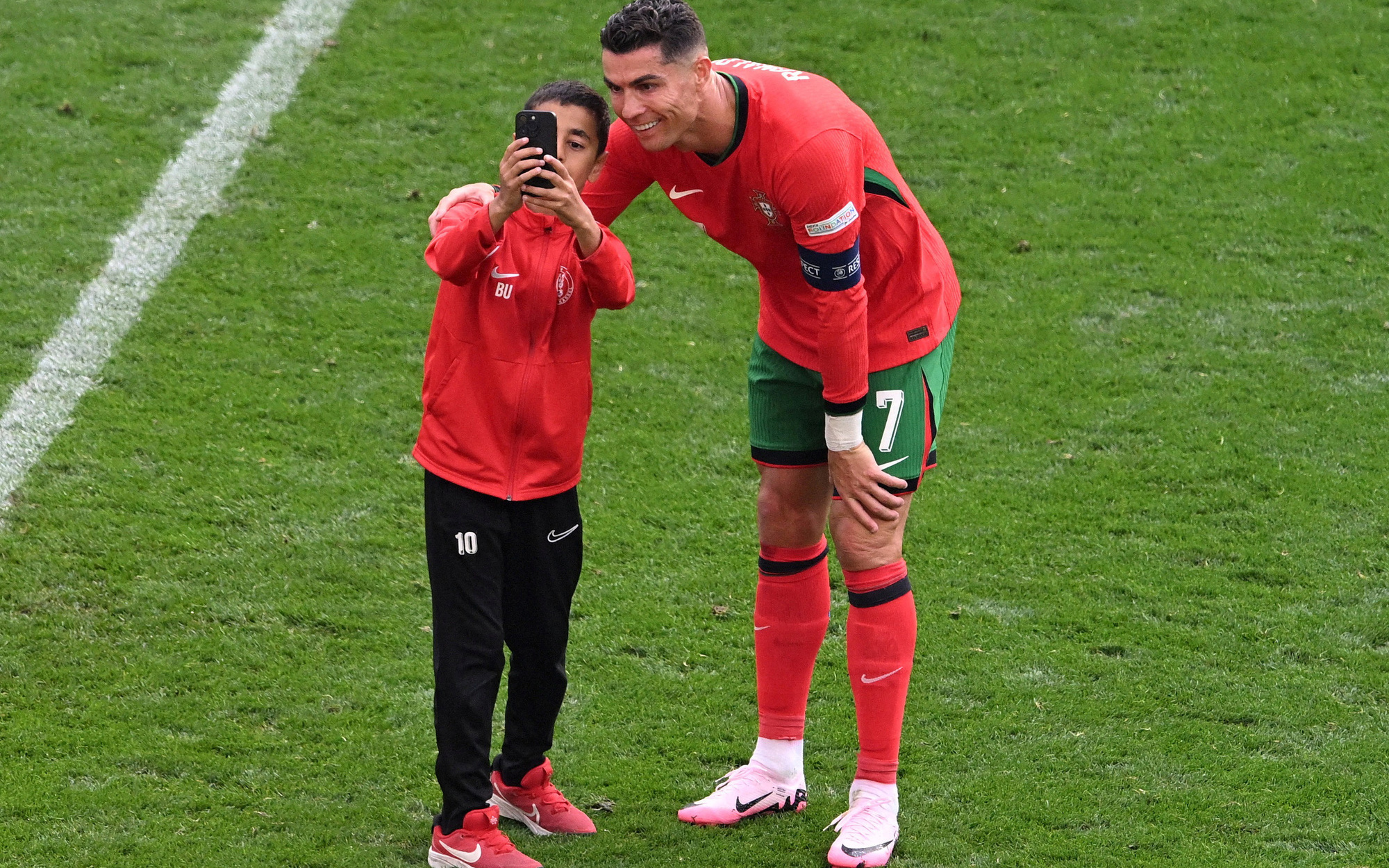 Kvaratskhelia mặc hoài chiếc áo nguyên mồ hôi Ronaldo ở Euro 2024- Ảnh 4. Cho Ronaldo mượn giày, Bruno
