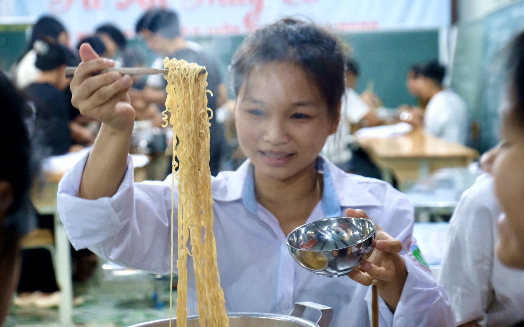 Sĩ tử vùng cao vượt mưa ôm bao tải hành lý về điểm thi- Ảnh 9. Thầy cô vào bếp làm suất ăn đêm khích lệ học trò ôn thi tốt nghiệp
