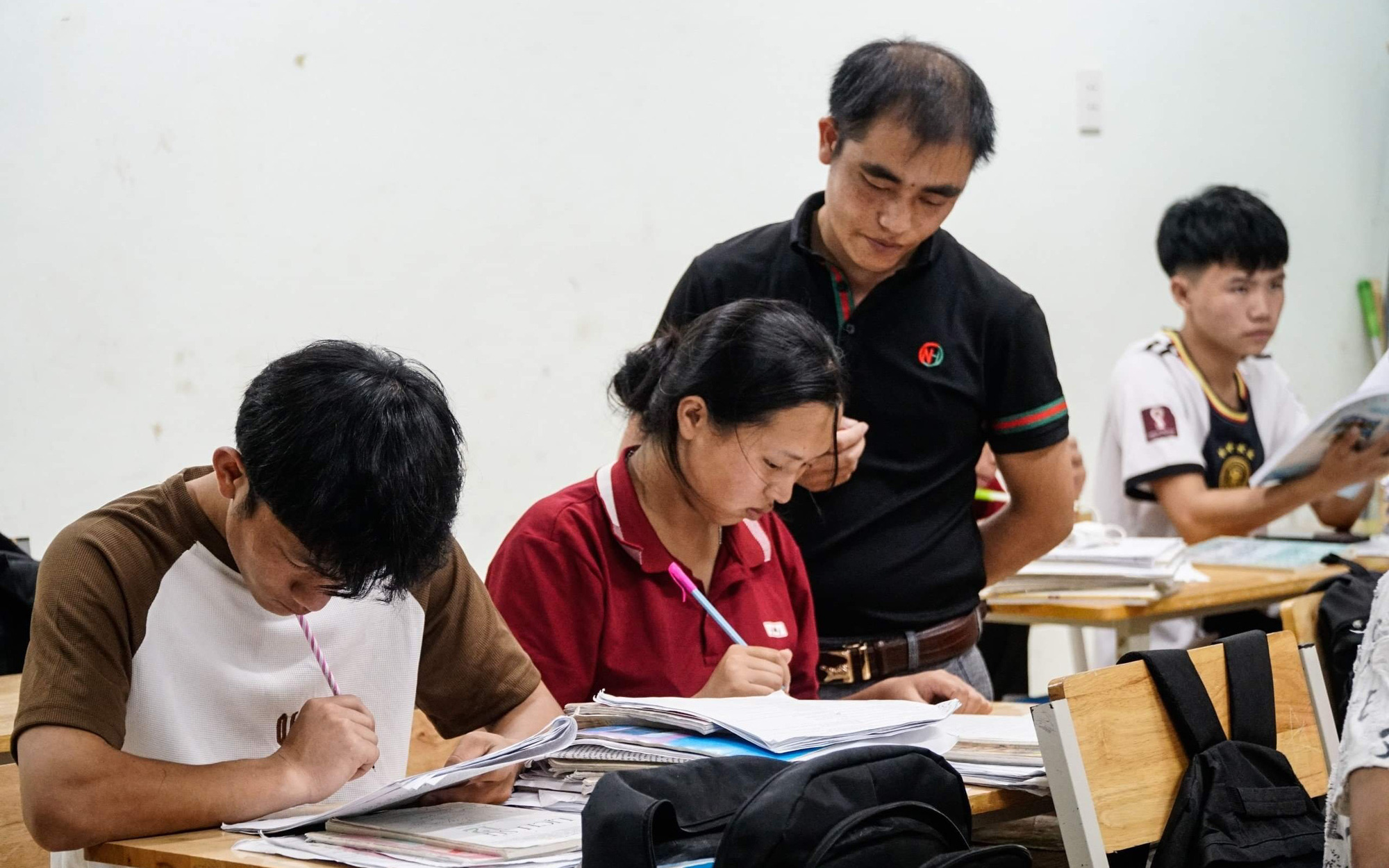 Tăng tốc ôn thi tốt nghiệp THPT, từ trên lớp tới app, truyền hình- Ảnh 2. Lớp học đêm giữa núi rừng Tây Bắc