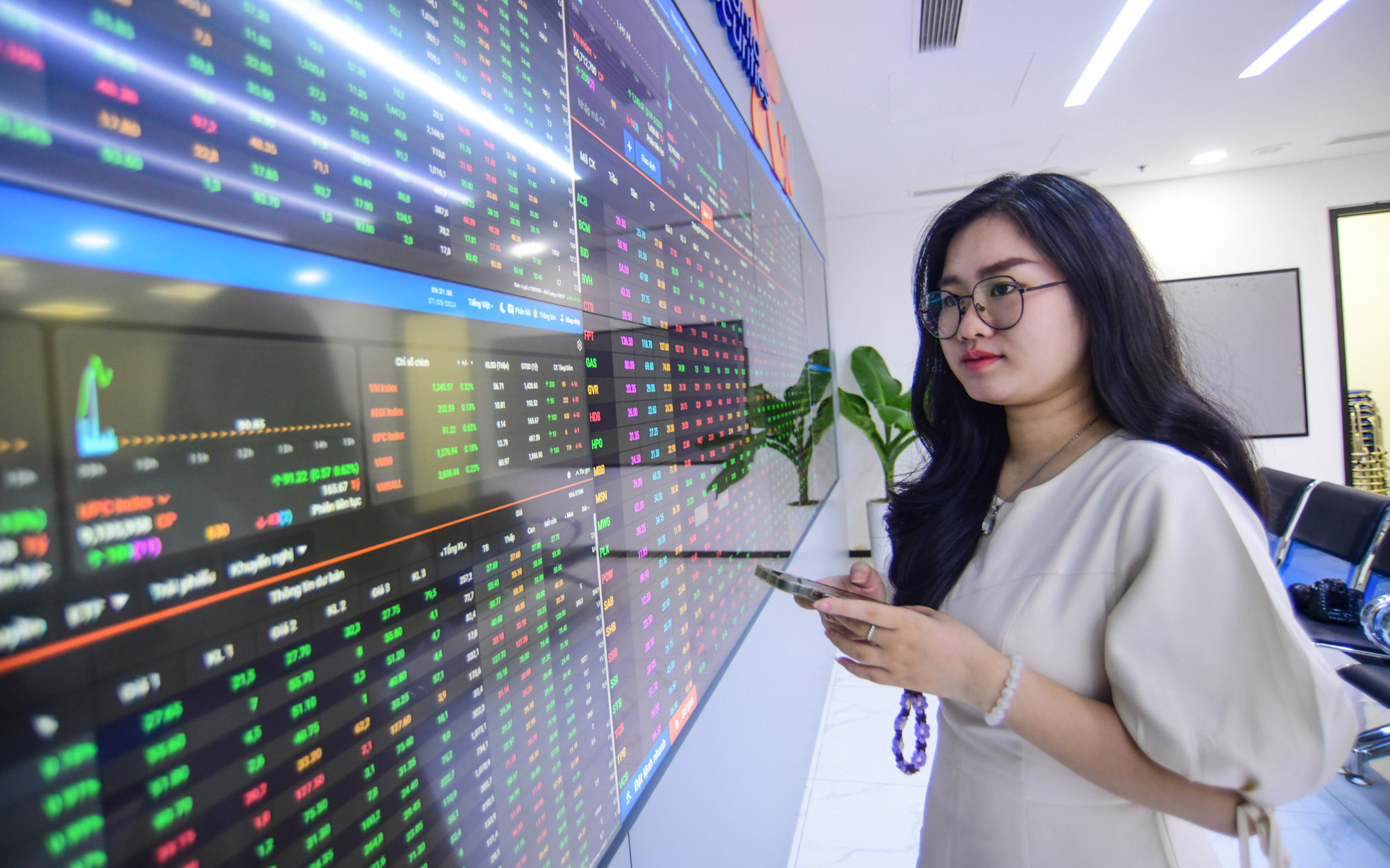 Một cổ phiếu tăng 1.400% sau một quý bỗng dưng 'rớt sàn', trắng bên mua- Ảnh 3. Chứng khoán tuần mới: Thận trọng với nhóm cổ phiếu ăn theo cùng loạt mã UpCOM