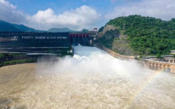 Chiều nay, thủy điện Hòa Bình mở thêm một cửa xả đáy- Ảnh 2. Dự báo mưa lớn, thủy điện Hòa Bình xả lũ từ đêm nay 24-6