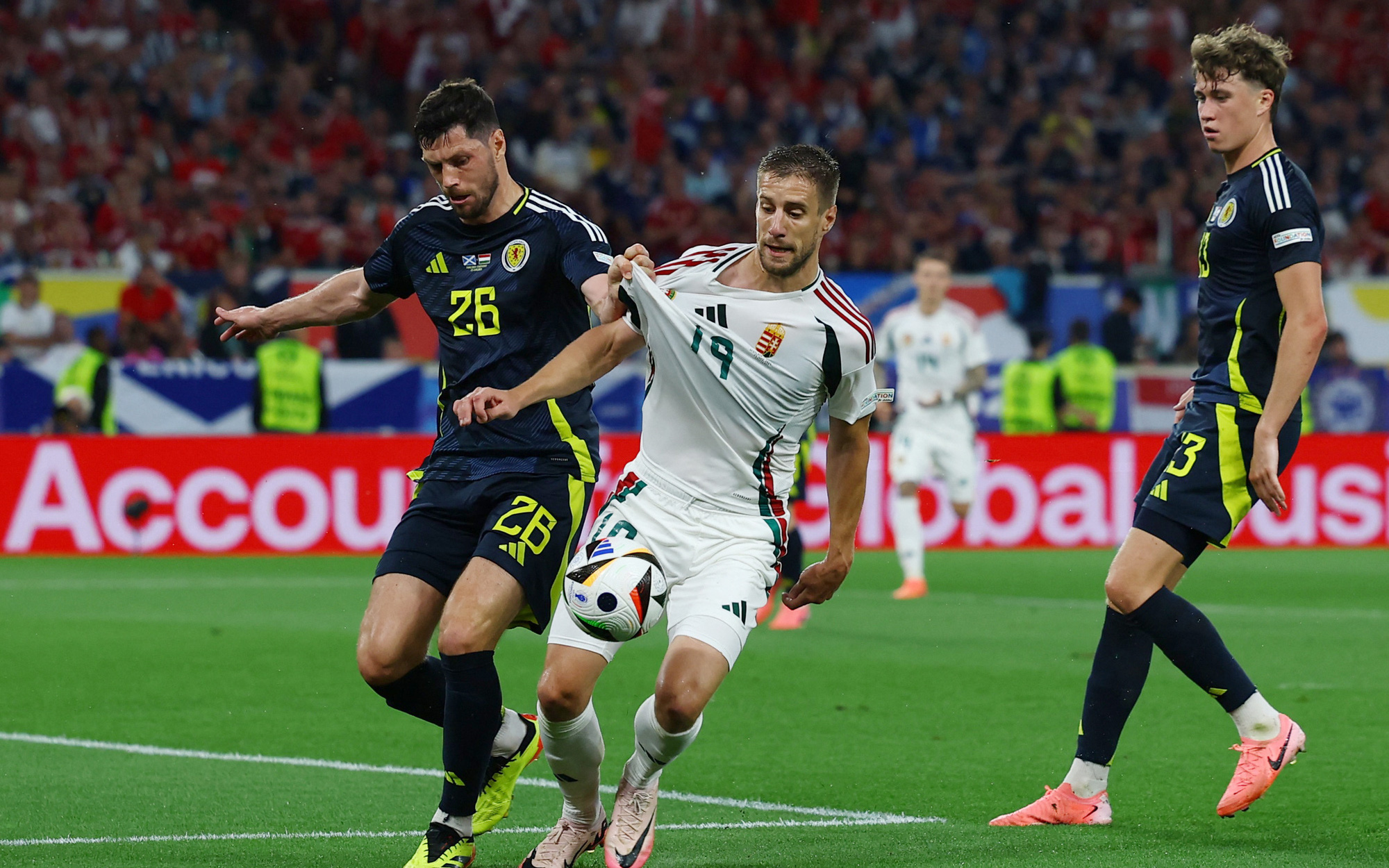 Euro 2024: Gia tăng các bàn thắng sút xa- Ảnh 4. Tiền đạo Hungary bất tỉnh sau cú va chạm tại Euro 2024, đội trưởng Szoboszlai rơi nước mắt
