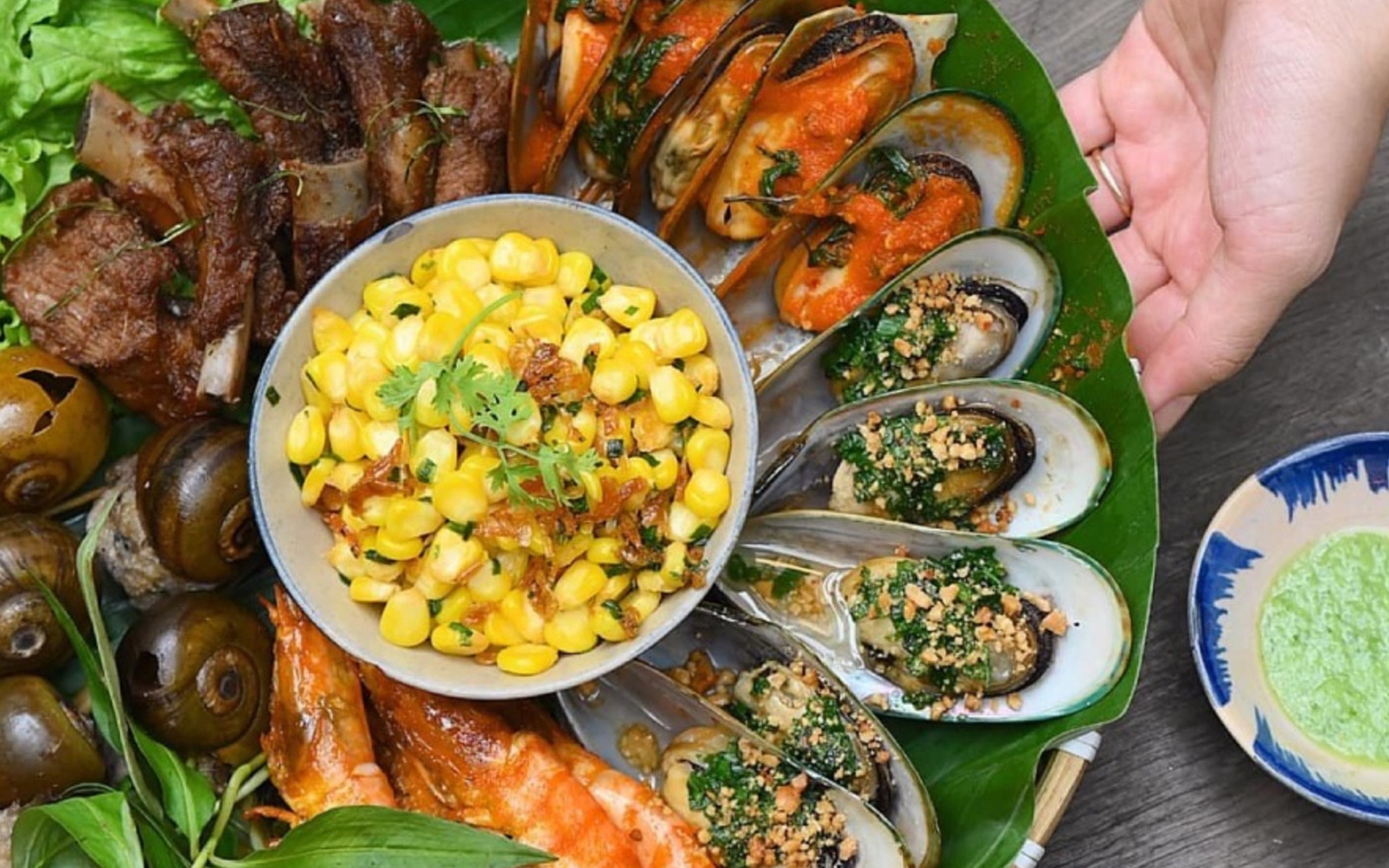 Michelin gợi ý 2 ngày ở Hà Nội: Ăn phở bò, bánh cuốn, miến lươn và chả cá, thăm đền Bạch Mã, phố Th - Ảnh 2.