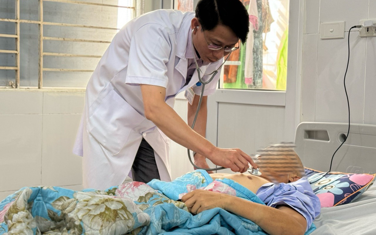 Quảng Ninh: Điều trị 4 ca nhiễm 'vi khuẩn ăn thịt người'- Ảnh 2. Đến bệnh viện 3 lần, người đàn ông mới phát hiện nhiễm 'vi khuẩn ăn thịt người'