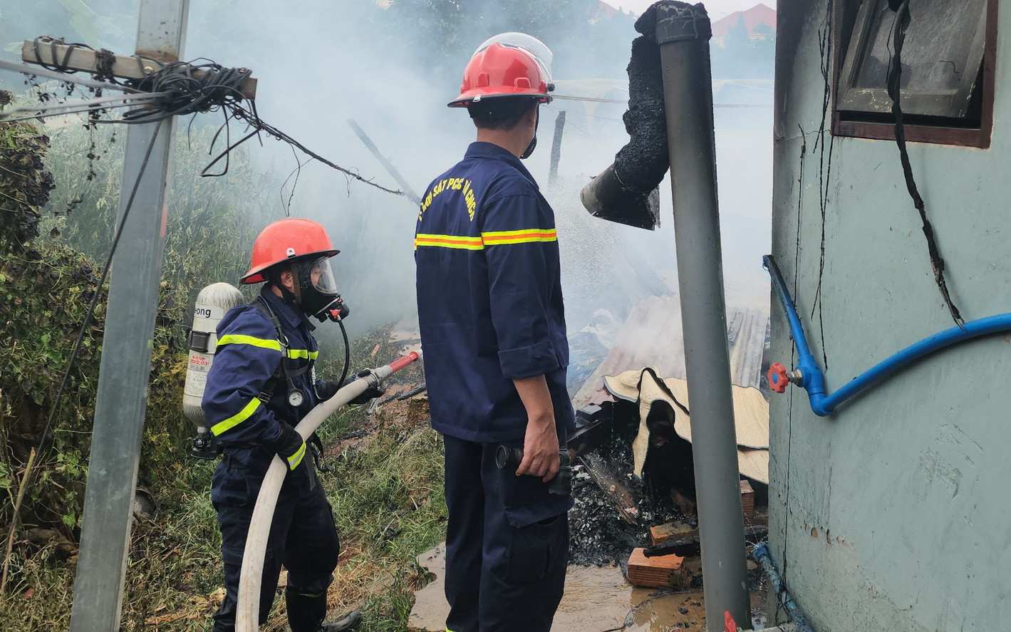 Cháy nhà ở Đà Lạt làm chết 3 anh em: Mẹ quên tắt bếp gas khi ra khỏi nhà- Ảnh 4. Cháy nhà trọ trong hẻm Đà Lạt, 3 anh em ruột tử vong
