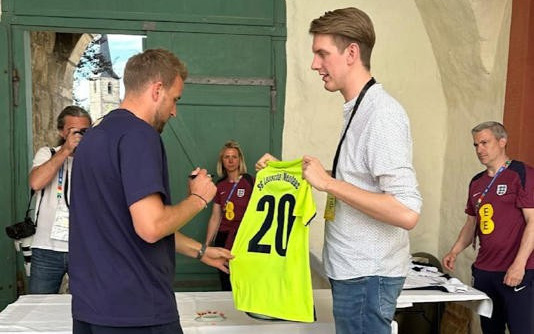 Tuyển Đức bị muỗi ‘tấn công’ tại Euro 2024- Ảnh 2. CLB của Đức ‘dụ’ Harry Kane với điều khoản ăn xúc xích cả đời