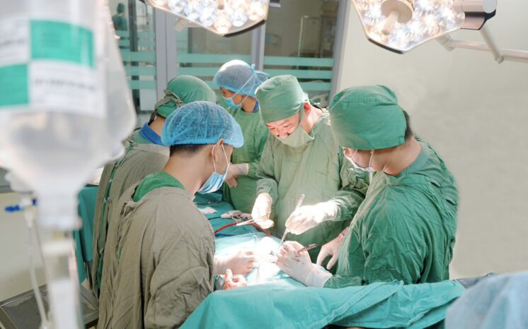 Thay đổi lối sống giúp ngừa gần một nửa số ca tử vong do ung thư- Ảnh 2. Cuộc đại phẫu