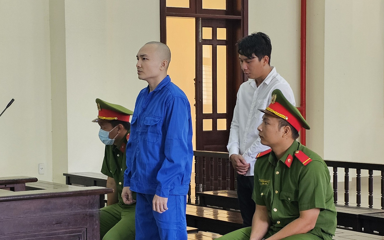 Đâm chết người vì mâu thuẫn trong lúc lái xe, lãnh 17 năm tù- Ảnh 2. Lãnh án chung thân vì đâm chết người khi đi đòi nợ giúp