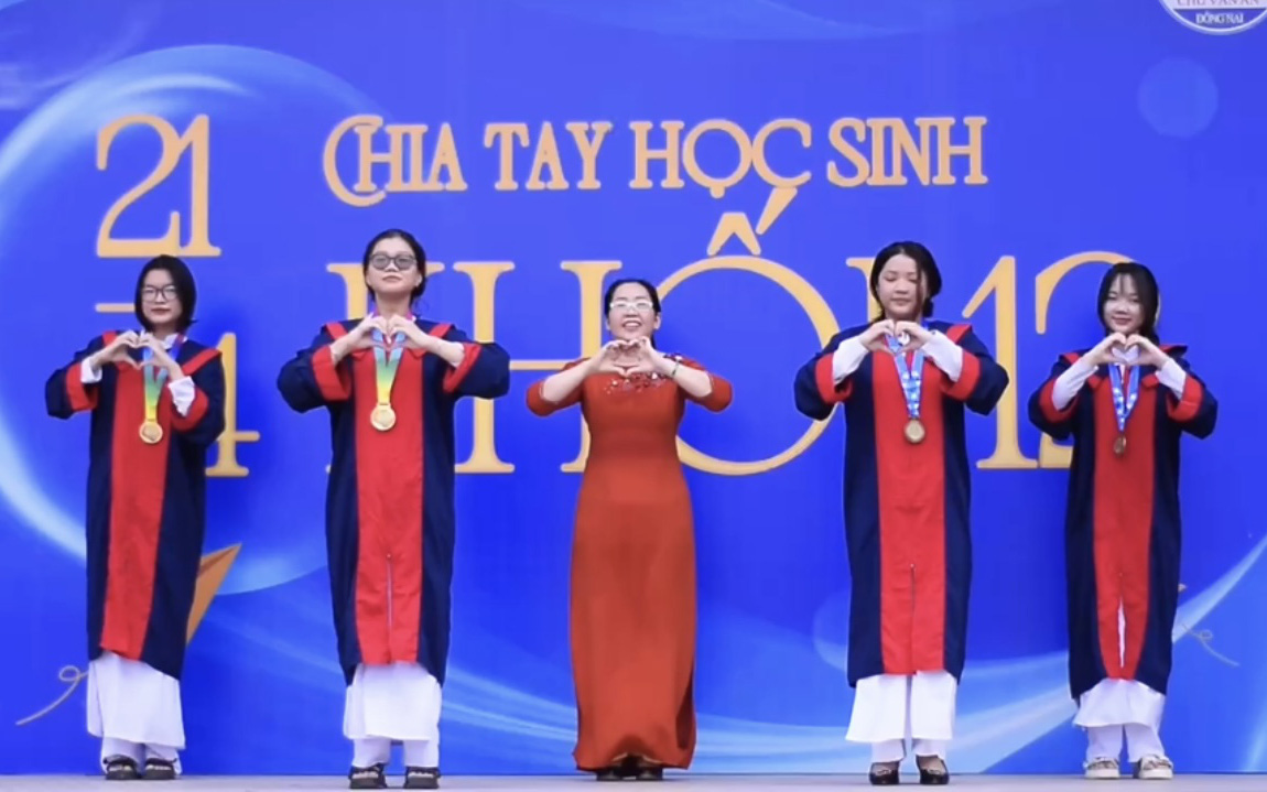 Cô hiệu phó Đồng Nai gây sốt với video nhảy chia tay học trò lớp 12