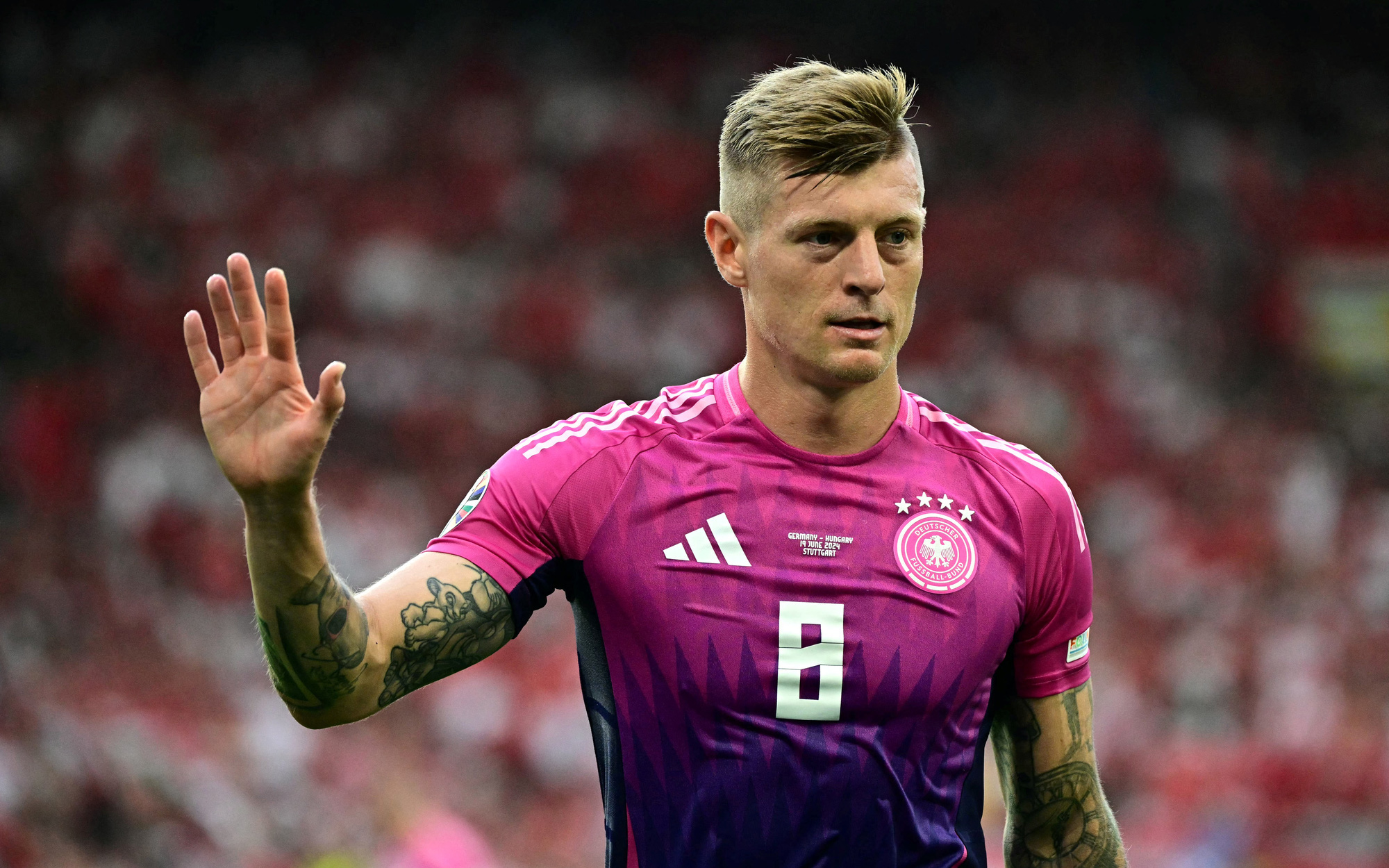 Euro 2024 chữa lành nỗi đau chiến tranh cho cậu bé Ukraine- Ảnh 2. Áo màu hồng của tuyển Đức từ chỗ bị chê đến hàng ‘hot’ nhất lịch sử
