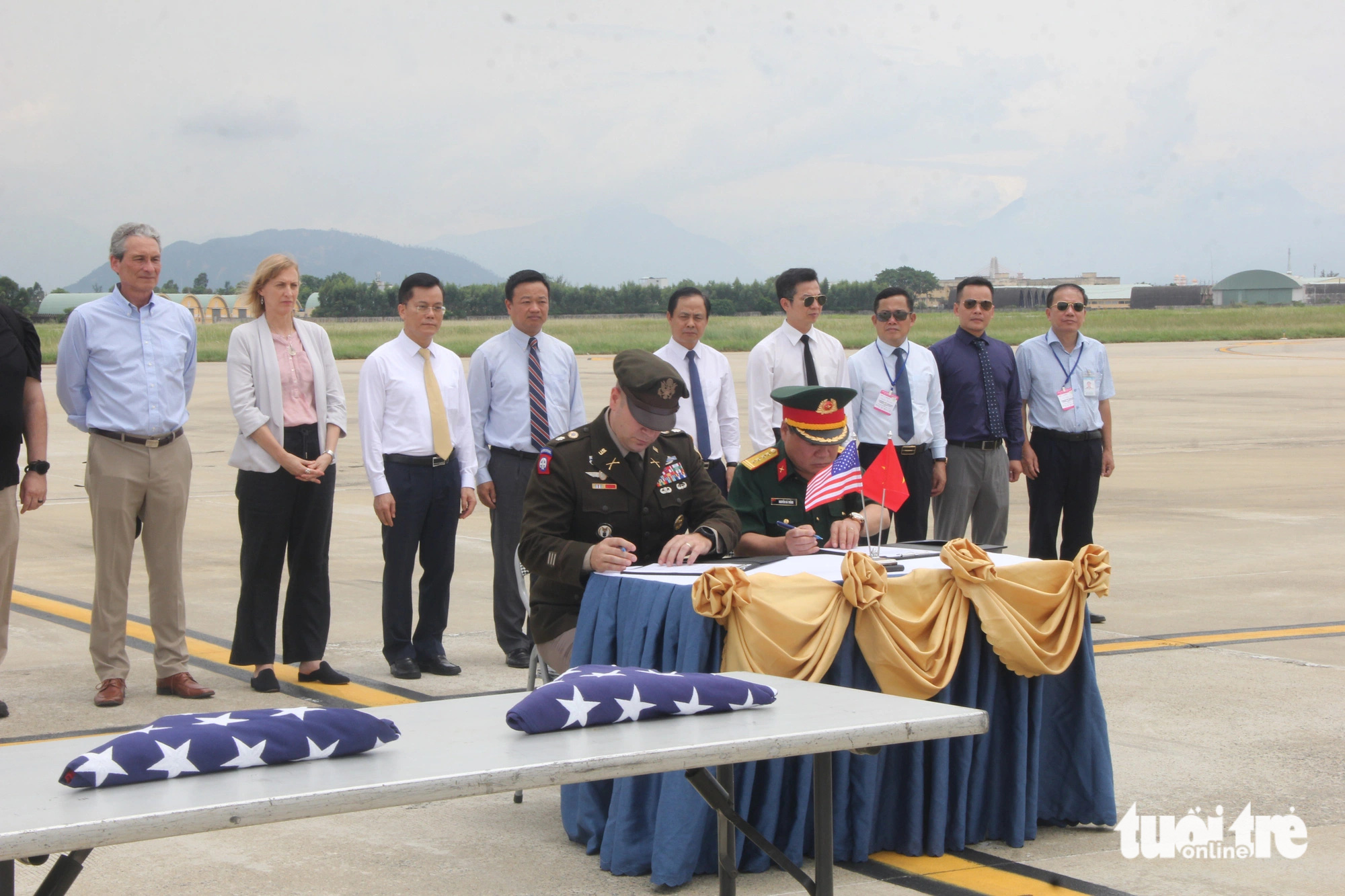 Hồi hương hài cốt quân nhân Mỹ từ sân bay Đà Nẵng- Ảnh 2. Đại diện Bộ Quốc phòng 2 nước ký biên bản bàn giao hài cốt lính Hoa Kỳ - Ảnh: TRƯỜNG TRUNG