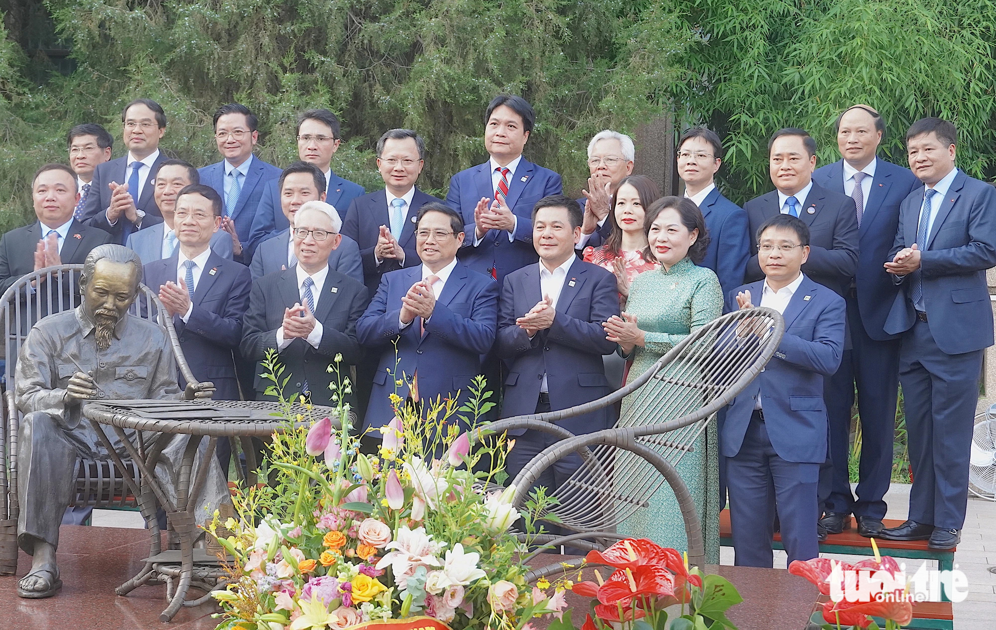 Thủ tướng Phạm Minh Chính và các lãnh đạo bộ ngành chụp ảnh lưu niệm trong khuôn viên Đại sứ quán - Ảnh: NGỌC AN