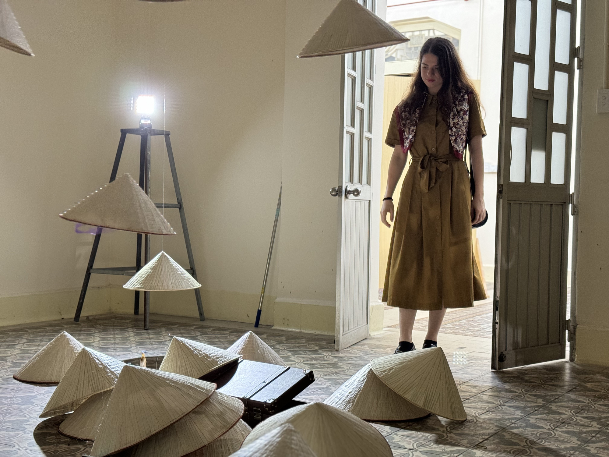 ចលនាវត្ថុអនុស្សាវរីយ៍តំណាងឱ្យចលនាស្ត្រីឥណ្ឌូចិនក្នុងសម័យអាណានិគមបារាំង - រូបភាព៖ MINH KHOI Những chuyển động của các món kỷ vật biểu trưng cho sự dịch chuyển của những người phụ nữ Đông Dương thời Pháp thuộc. Trong không gian văng vẳng bài hát La Petite Tonkinoise (tạm dịch: Cô Bắc Kỳ nho nhỏ) - Ảnh: MINH KHÔI