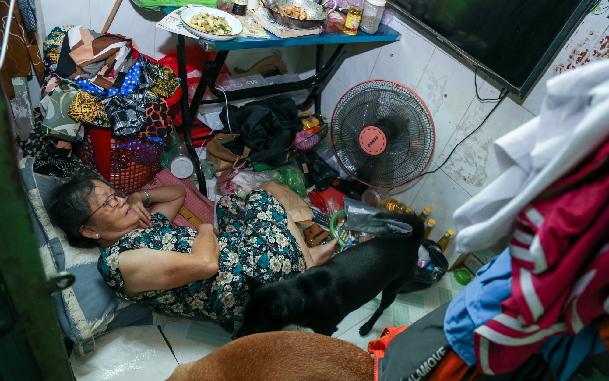Chào mừng 50 năm thống nhất, chăm lo cho người nghèo, không để ngập nước, kẹt xe, ô nhiễm- Ảnh 2. Cận cảnh trong căn nhà ‘chia ca để ngủ’ ở quận 1