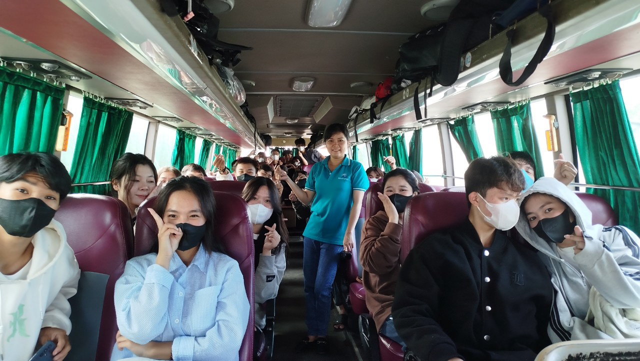 Bếp nhà trường đỏ lửa từ sáng sớm, nấu cơm tặng thí sinh vùng quê Cần Thơ thi tốt nghiệp- Ảnh 3. Thầy cô khăn gói đi thi cùng sĩ tử