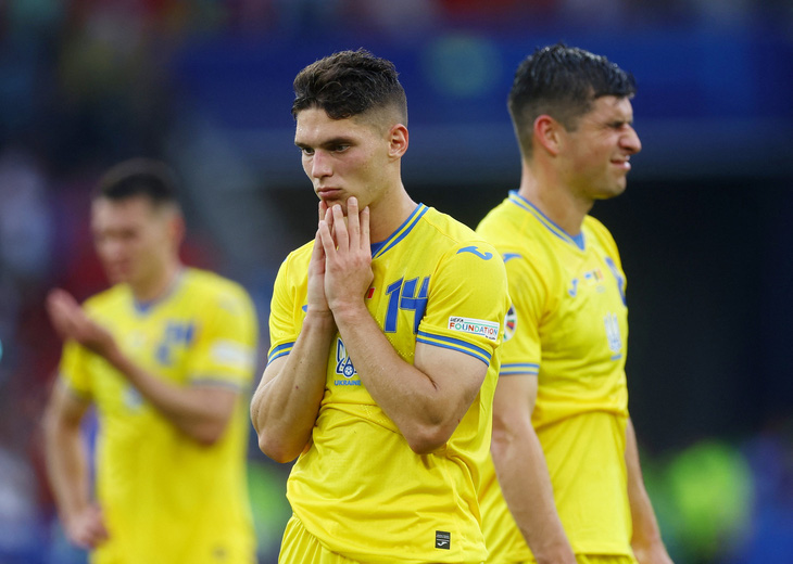 Các cầu thủ Ukraine thất vọng sau khi bị loại khỏi Euro 2024 - Ảnh: REUTERS