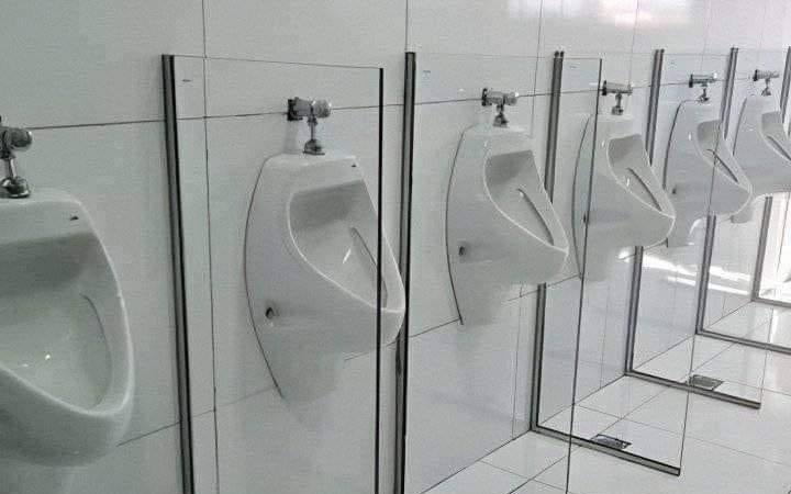 Ảnh vui 27-6: Vách ngăn trong suốt khiến quý ông 