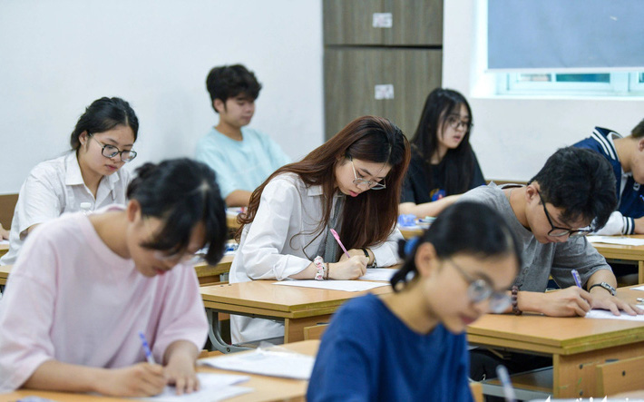 Năm 2025 Trường đại học Kinh tế quốc dân dừng xét tuyển 5 tổ hợp- Ảnh 3. Kỳ thi tốt nghiệp cuối cùng theo Chương trình giáo dục phổ thông 2006 đầy lưu luyến