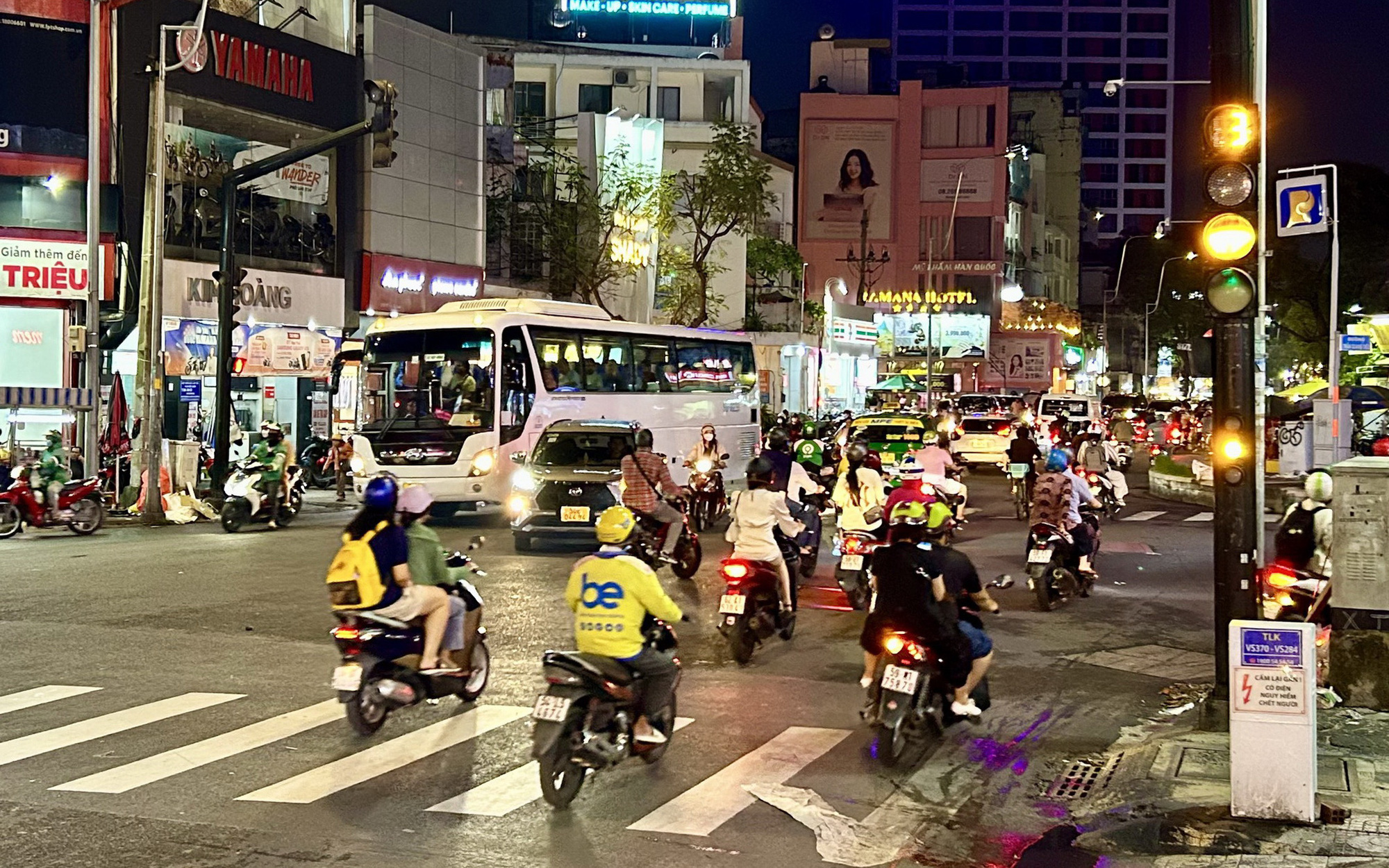Chuyên gia cũng có ý kiến khác nhau về bỏ đèn giao thông đếm ngược- Ảnh 4. Bạn đọc tranh luận bỏ đèn giao thông đếm ngược để ngăn xe vượt 2-3 giây