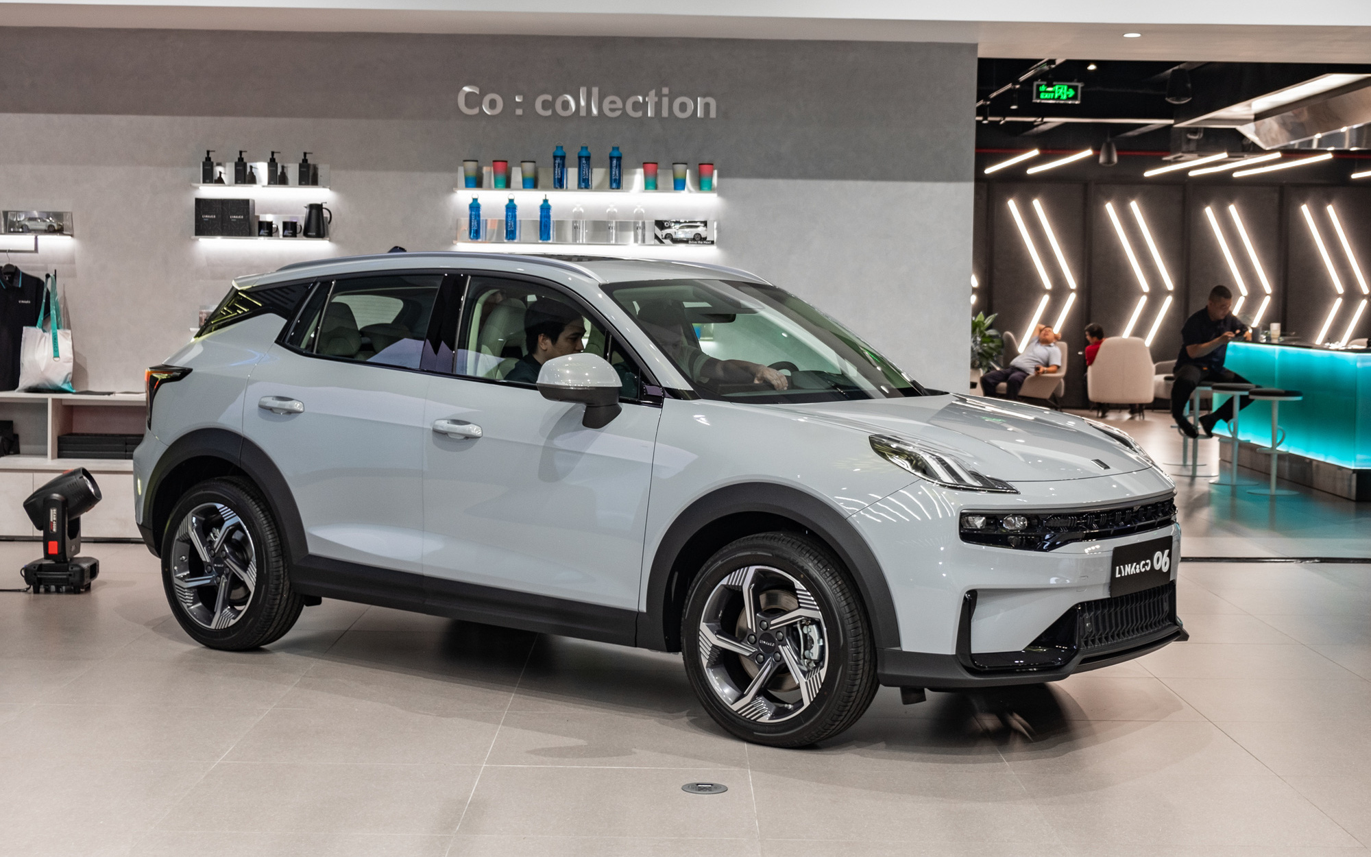 Lynk & Co 01 2024 'full option' ở đại lý: Giá 1,1 tỉ, thêm công nghệ an toàn đấu Mazda CX-5- Ảnh 11. Lynk & Co 06 ra mắt Việt Nam: Giá 729 triệu đồng, nhiều trang bị duy nhất phân khúc