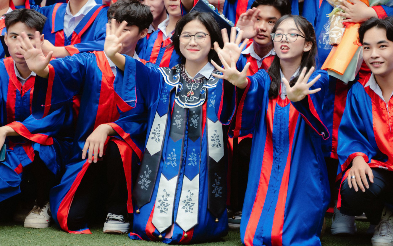 Tràn ra đường chèo kéo mua hoa, gấu bông dịp lễ tốt nghiệp- Ảnh 2. Tràn ra đường chèo kéo mua hoa, gấu bông dịp lễ tốt nghiệp - Ảnh 2.