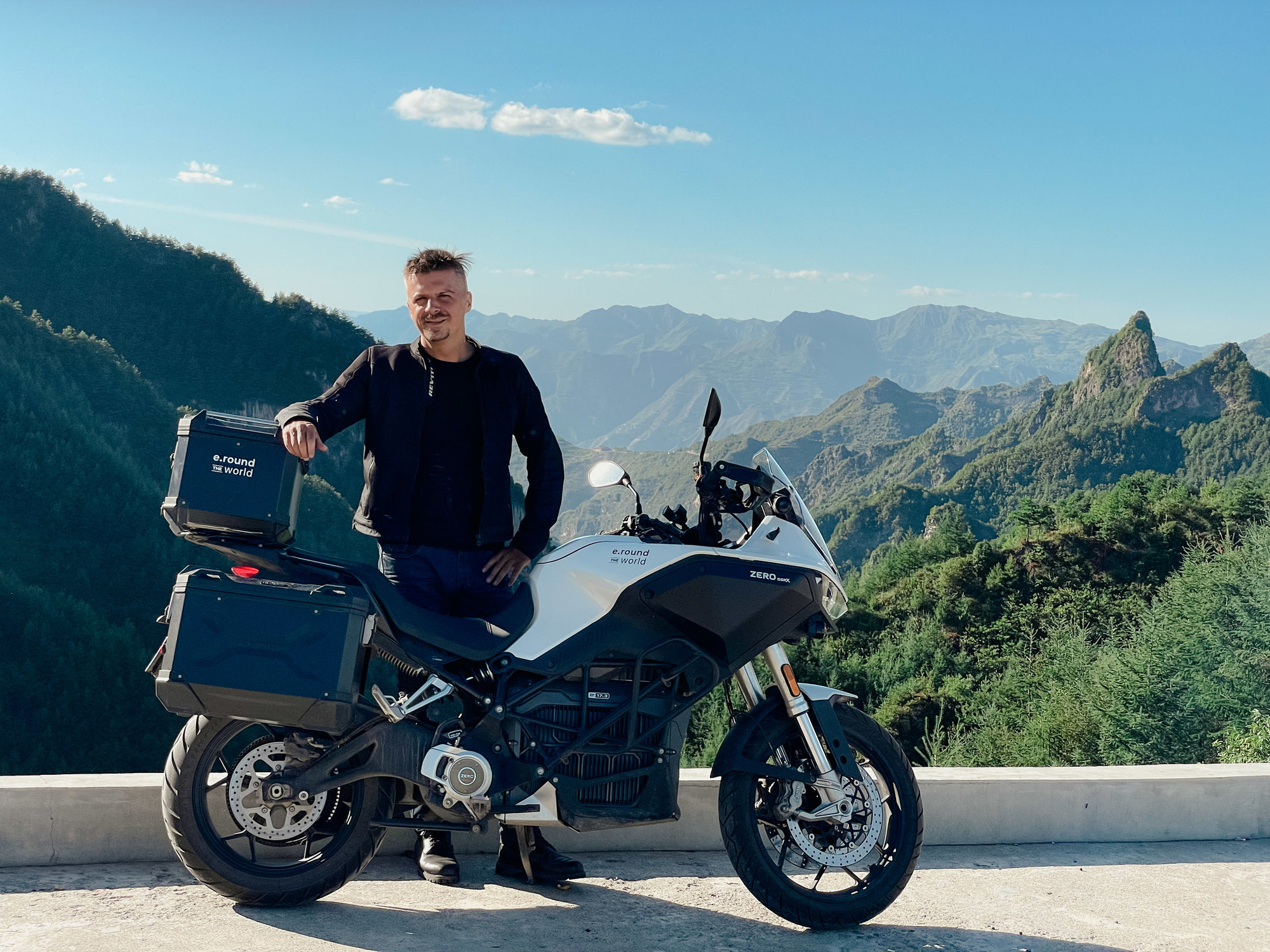 Một mình lái xe máy điện vòng quanh thế giới: 42.000km chưa từng hết pin, không cần đội hỗ trợ- Ảnh 11. Một mình lái xe máy điện vòng quanh thế giới: 42.000km chưa từng hết pin, không cần đội hỗ trợ- Ảnh 11.