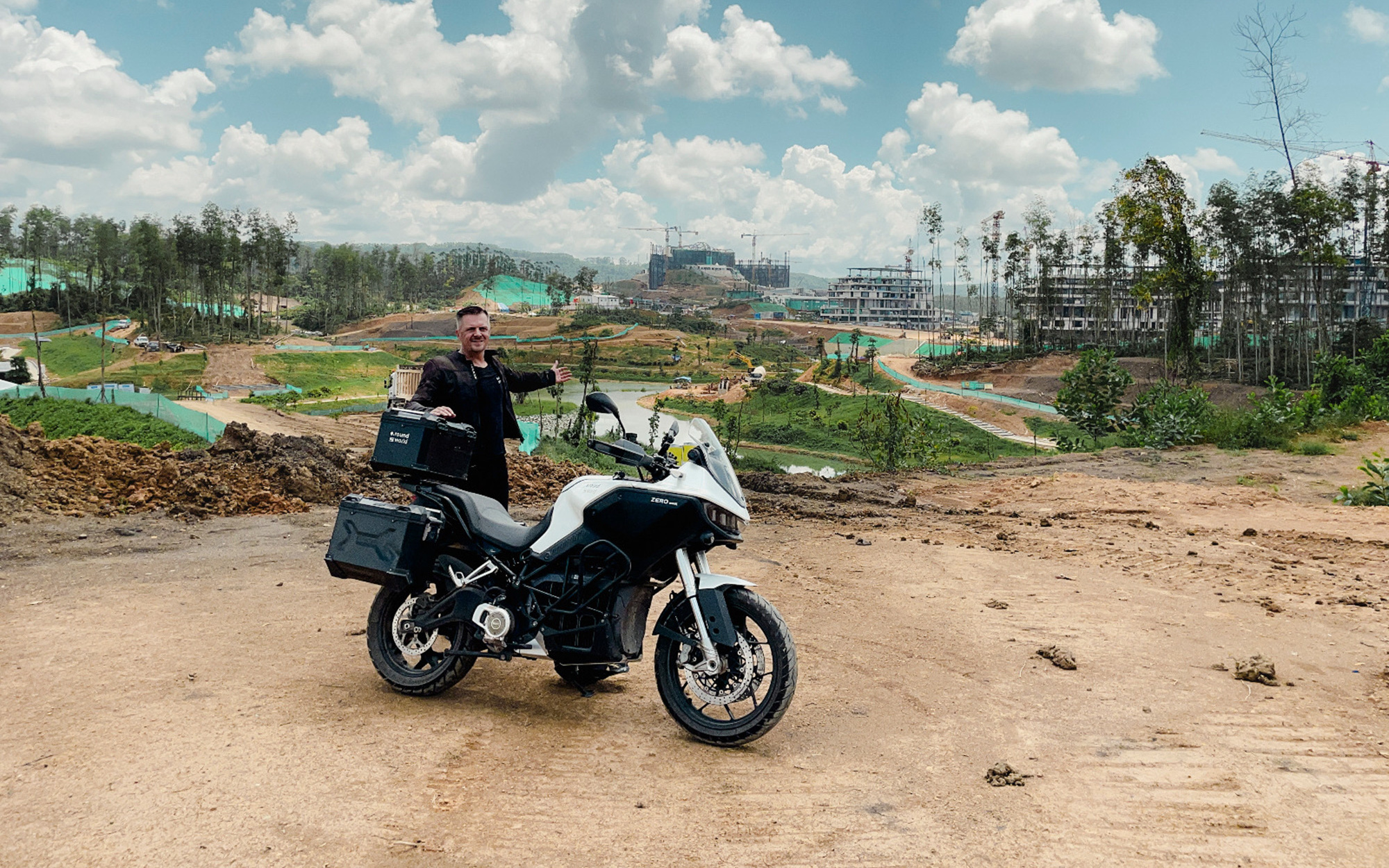 Biến Honda Spacy thành xe máy điện vì bạn bè ai cũng có xe điện- Ảnh 3. Một mình lái xe máy điện vòng quanh thế giới: 42.000km chưa từng hết pin, không cần đội hỗ trợ