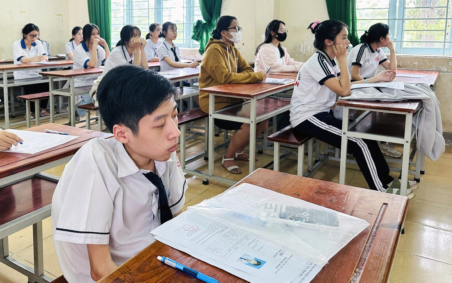 Được miễn thi, nam sinh vẫn dự thi để