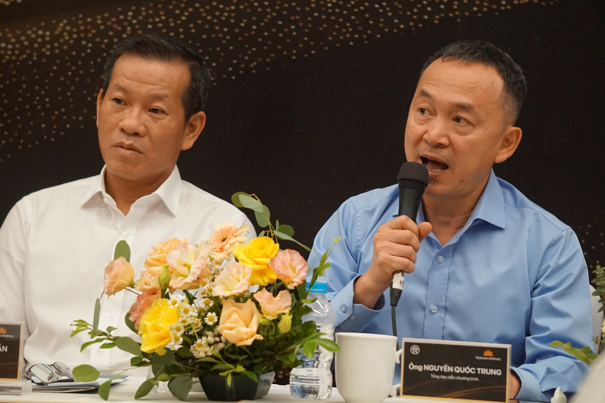 Nhạc sĩ Quốc Trung (phải) và đại diện Vietnam Airlines chia sẻ thông tin tại buổi họp báo - Ảnh: T.ĐIỂU Nhạc sĩ Quốc Trung (phải) và đại diện Vietnam Airlines chia sẻ thông tin tại buổi họp báo - Ảnh: T.ĐIỂU